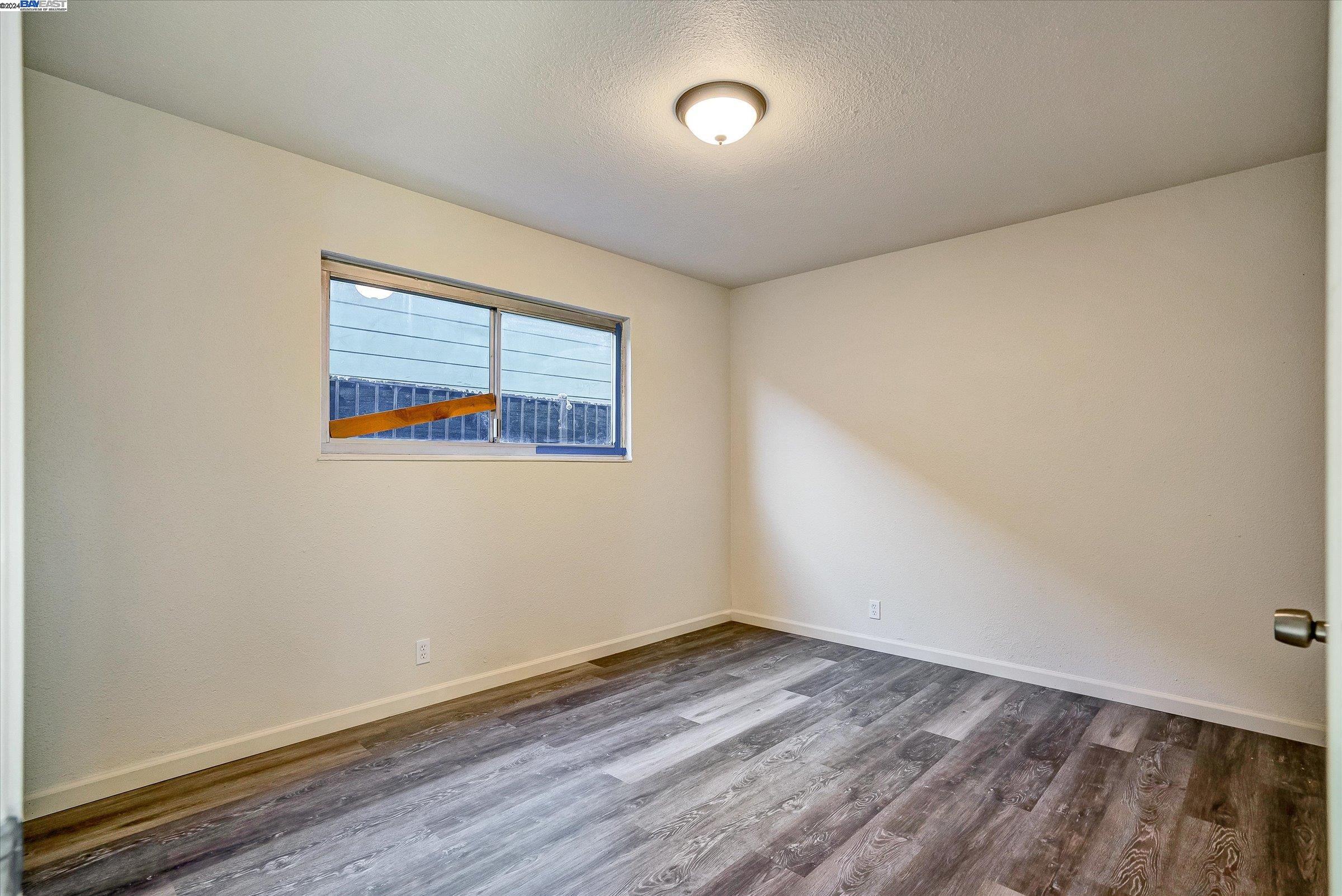 Detail Gallery Image 10 of 17 For 5900 Hayes St a,  Oakland,  CA 94605 - 3 Beds | 1/1 Baths