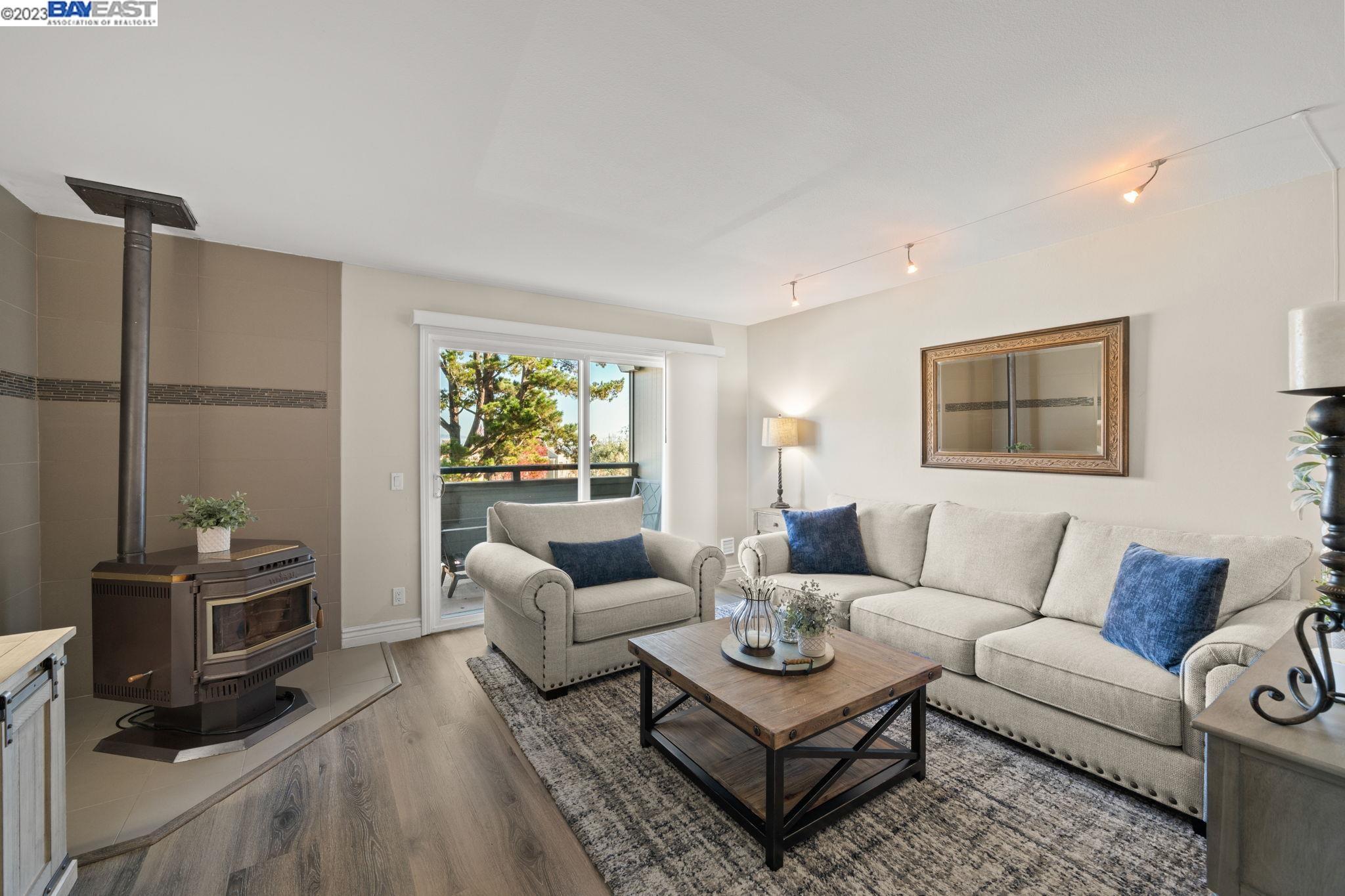 Detail Gallery Image 1 of 1 For 4028 Farm Hill Blvd #1,  Redwood City,  CA 94061 - 2 Beds | 1/1 Baths