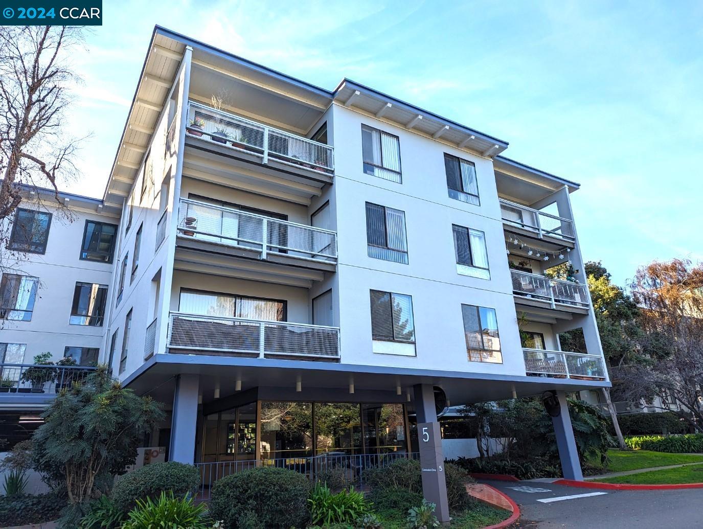 Detail Gallery Image 1 of 1 For 5 Commodore Dr #B202,  Emeryville,  CA 94608 - 2 Beds | 1/1 Baths