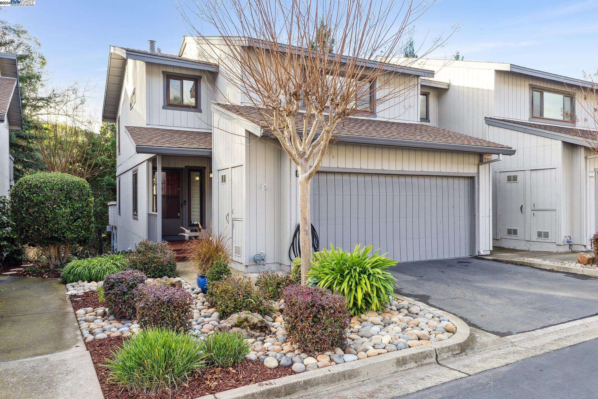 Detail Gallery Image 1 of 1 For 20589 Waterford Pl, Castro Valley,  CA 94552 - 3 Beds | 2/1 Baths