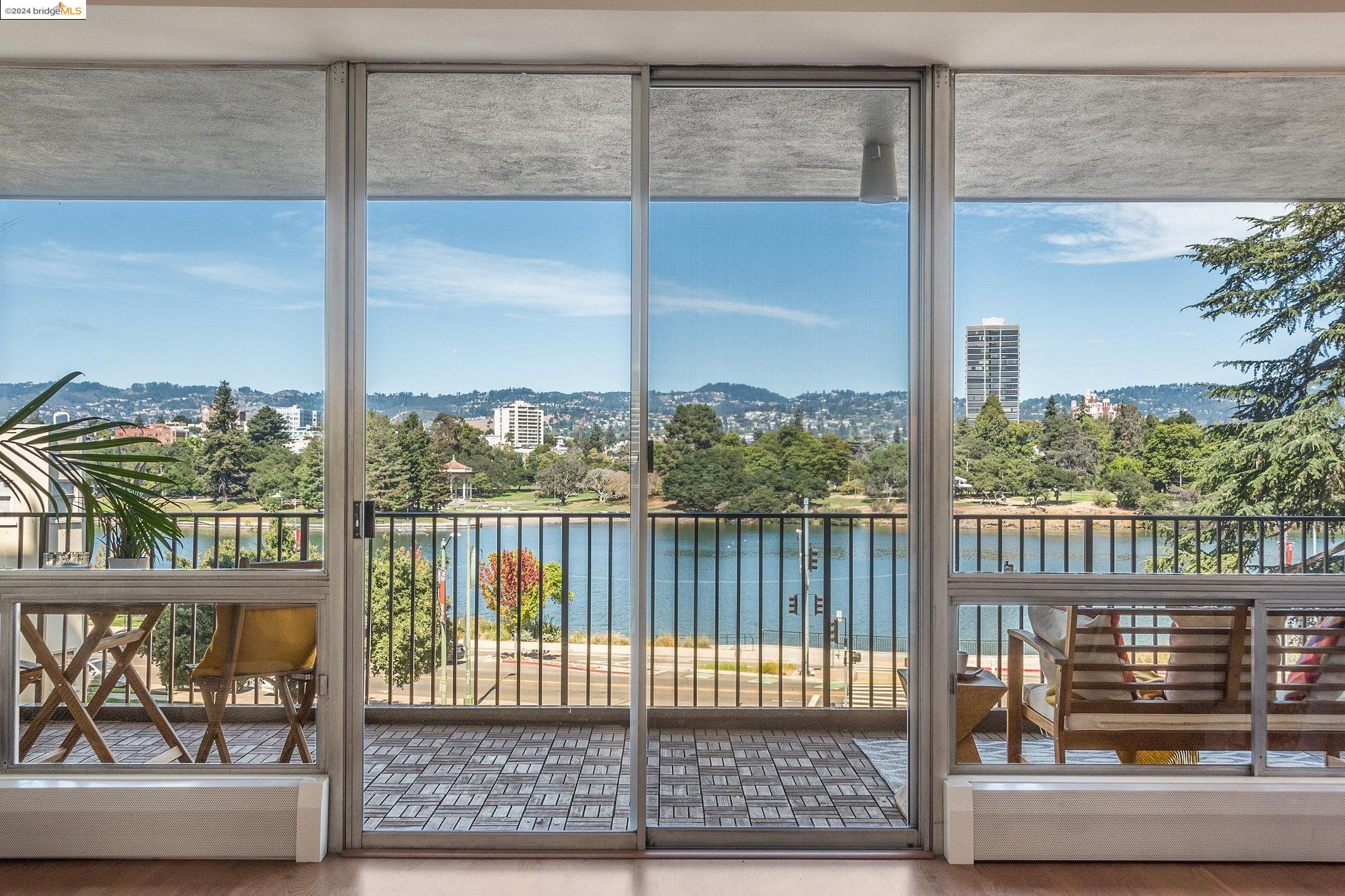 Detail Gallery Image 1 of 1 For 177 19th St 2b,  Oakland,  CA 94612 - 3 Beds | 2 Baths