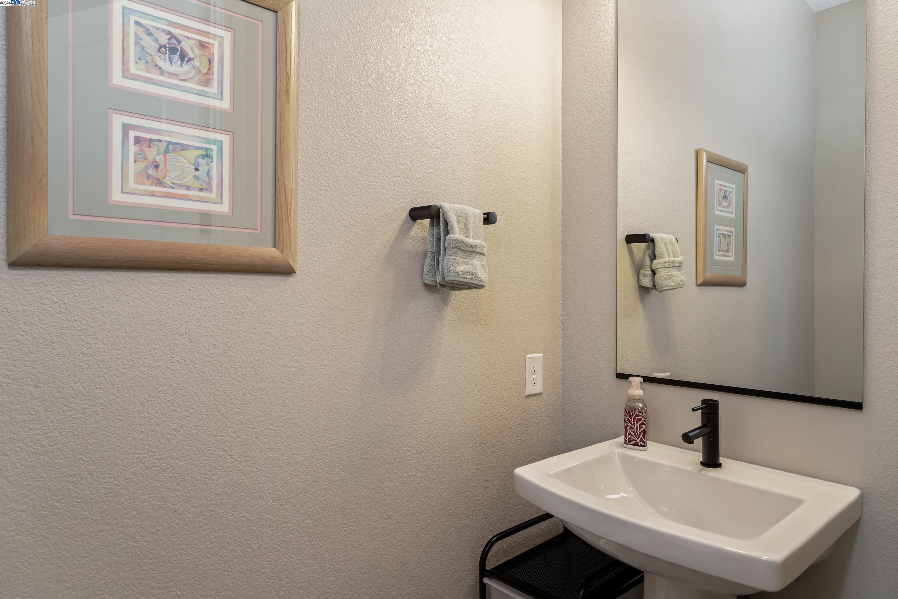 Detail Gallery Image 9 of 59 For 1220 Laurel Drive, Manteca,  CA 95336 - 3 Beds | 2/1 Baths