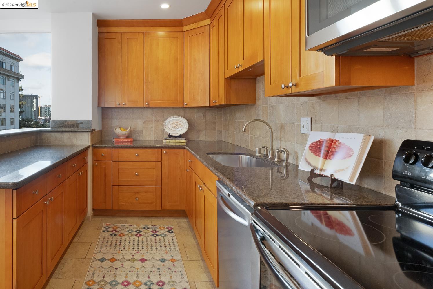 Detail Gallery Image 17 of 41 For 177 19th St 4d,  Oakland,  CA 94612 - 2 Beds | 2 Baths