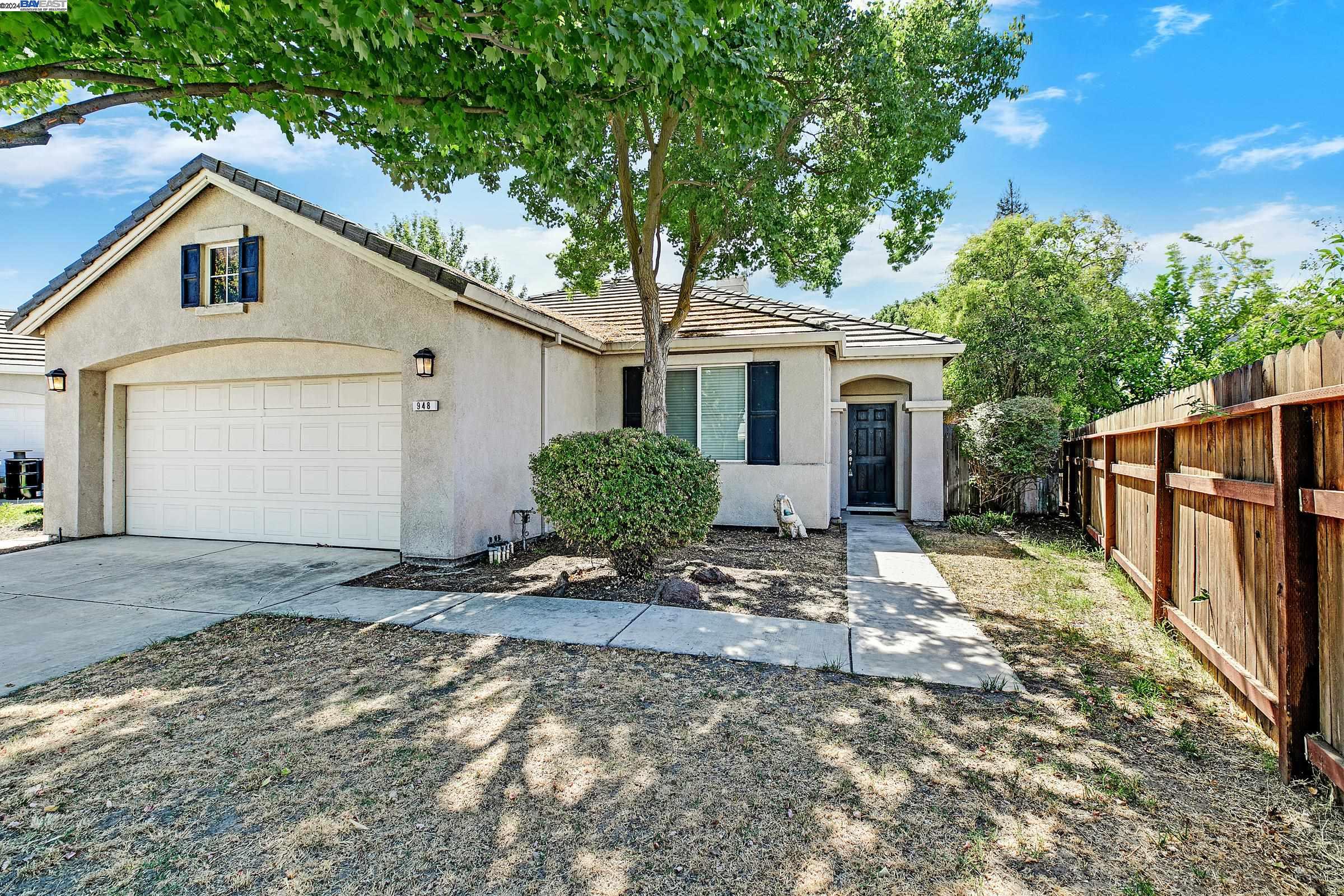 Detail Gallery Image 1 of 31 For 948 Monarch Ct, Manteca,  CA 95337 - 3 Beds | 2 Baths