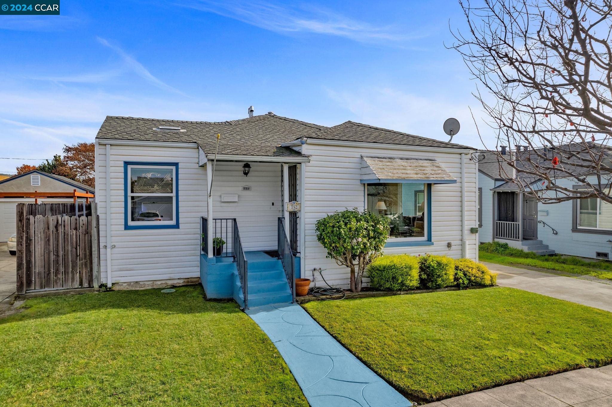 Detail Gallery Image 1 of 1 For 752 31st St, Richmond,  CA 94804 - 3 Beds | 2 Baths