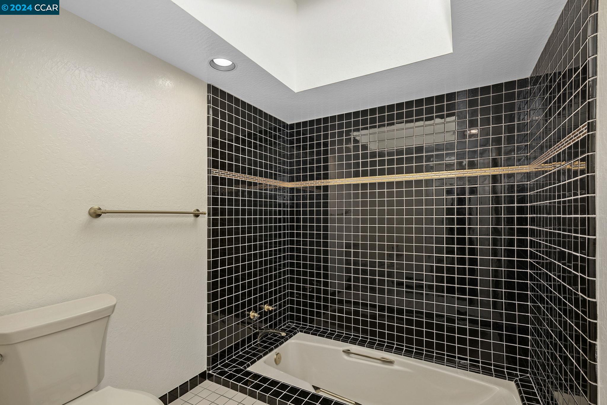 Detail Gallery Image 24 of 44 For 6 Wingfoot St, Moraga,  CA 94556 - 4 Beds | 2/1 Baths