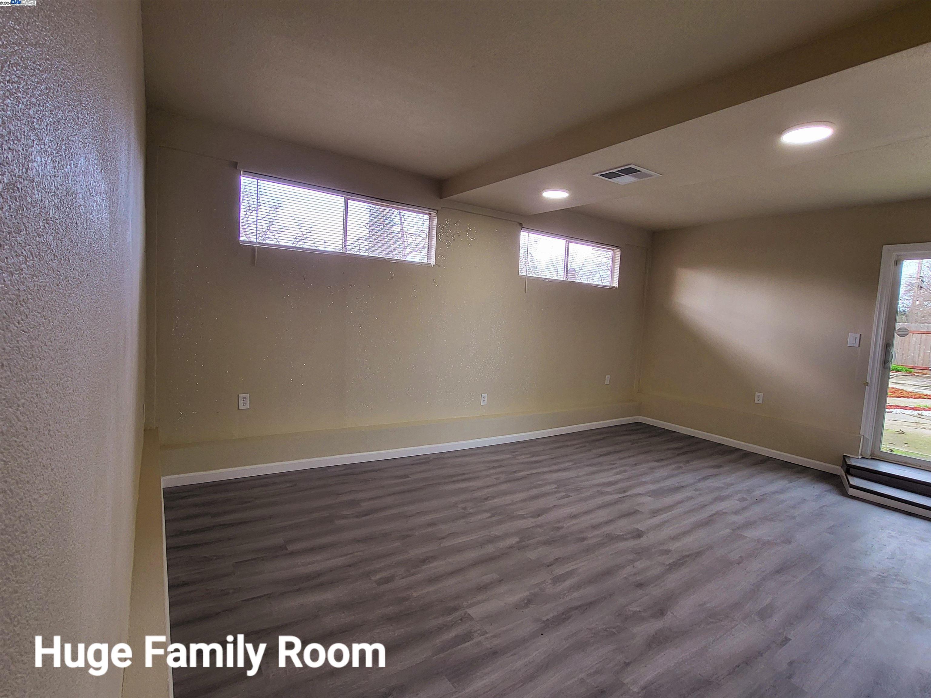 Detail Gallery Image 11 of 14 For 5511 19th Avenue, Sacramento,  CA 95820 - 4 Beds | 2/1 Baths