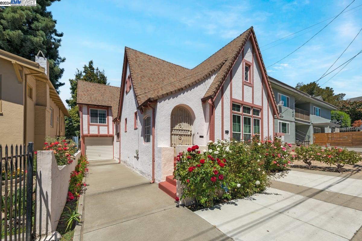 Detail Gallery Image 1 of 1 For 3030 Lynde St, Oakland,  CA 94601 - 3 Beds | 1/1 Baths
