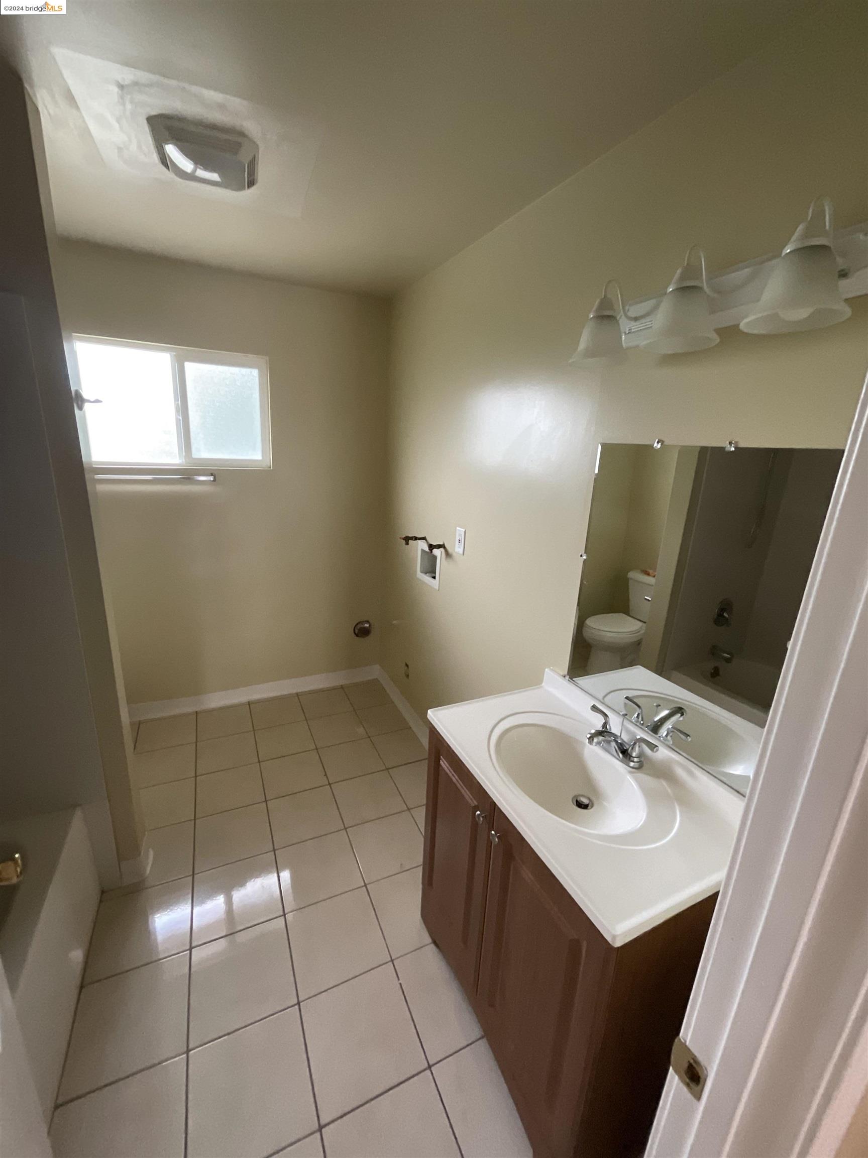 Detail Gallery Image 4 of 6 For 133 Catron #D,  Oakland,  CA 94603 - 2 Beds | 1 Baths