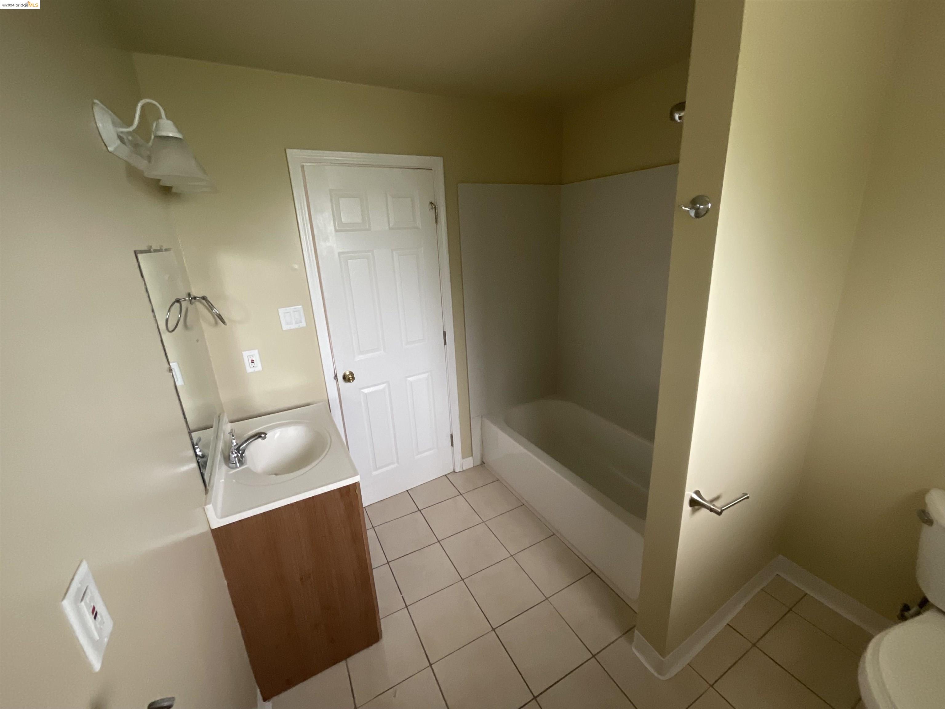 Detail Gallery Image 3 of 7 For 133 Catron #B,  Oakland,  CA 94603 - 2 Beds | 1 Baths