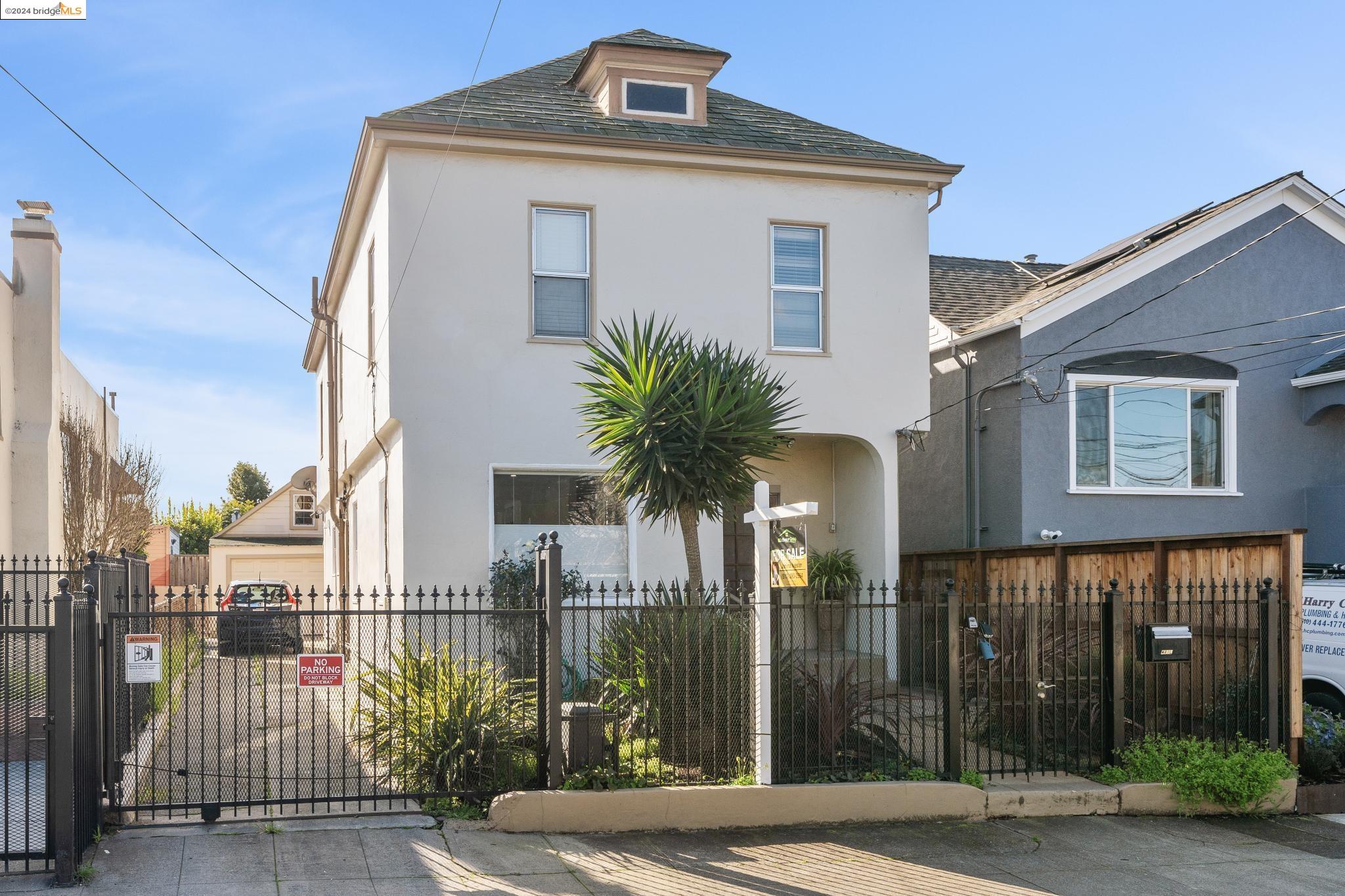Detail Gallery Image 1 of 1 For 941 45th St, Oakland,  CA 94608 - 4 Beds | 3 Baths