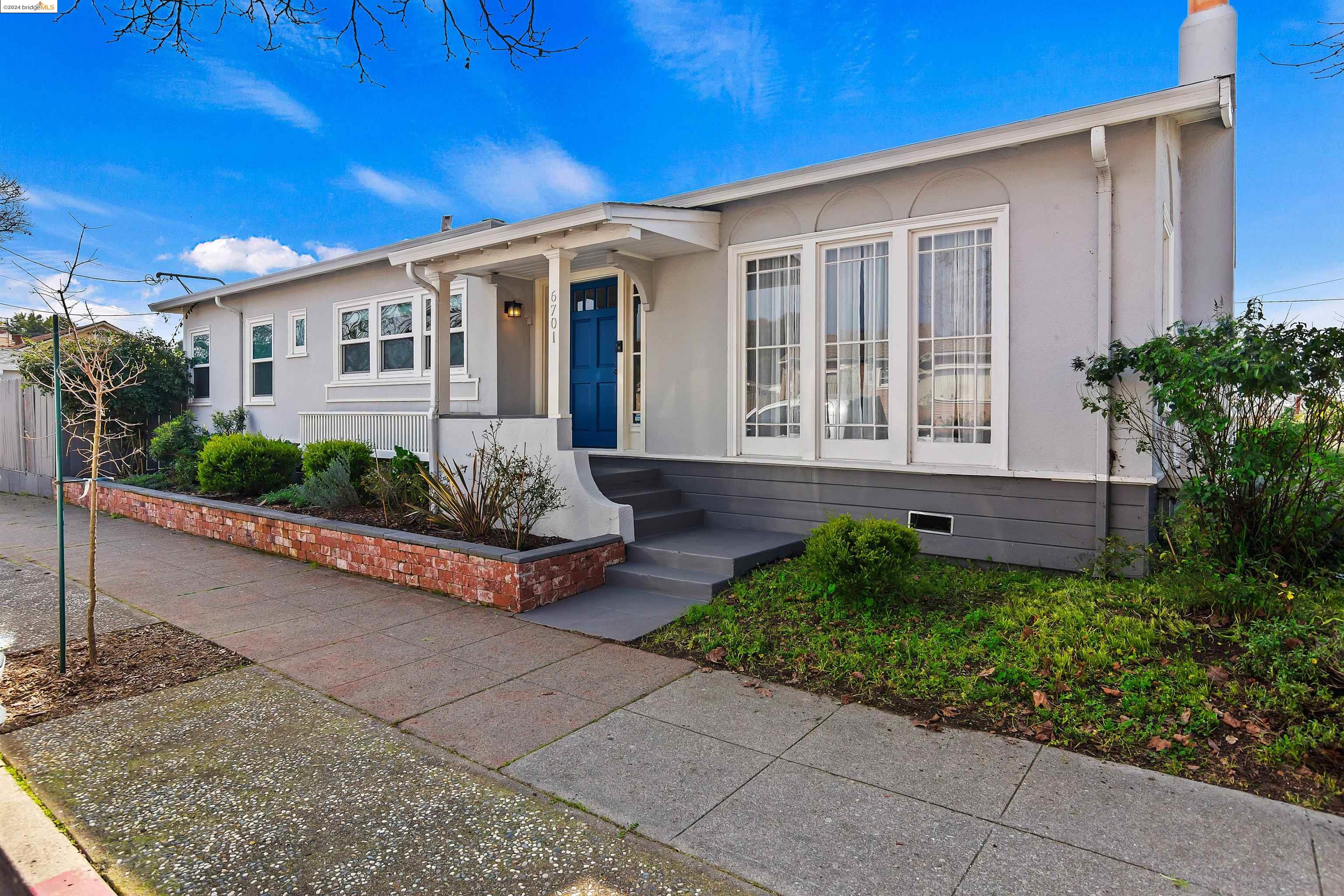 Detail Gallery Image 1 of 1 For 6701 Avenal Ave, Oakland,  CA 94605 - 2 Beds | 1 Baths