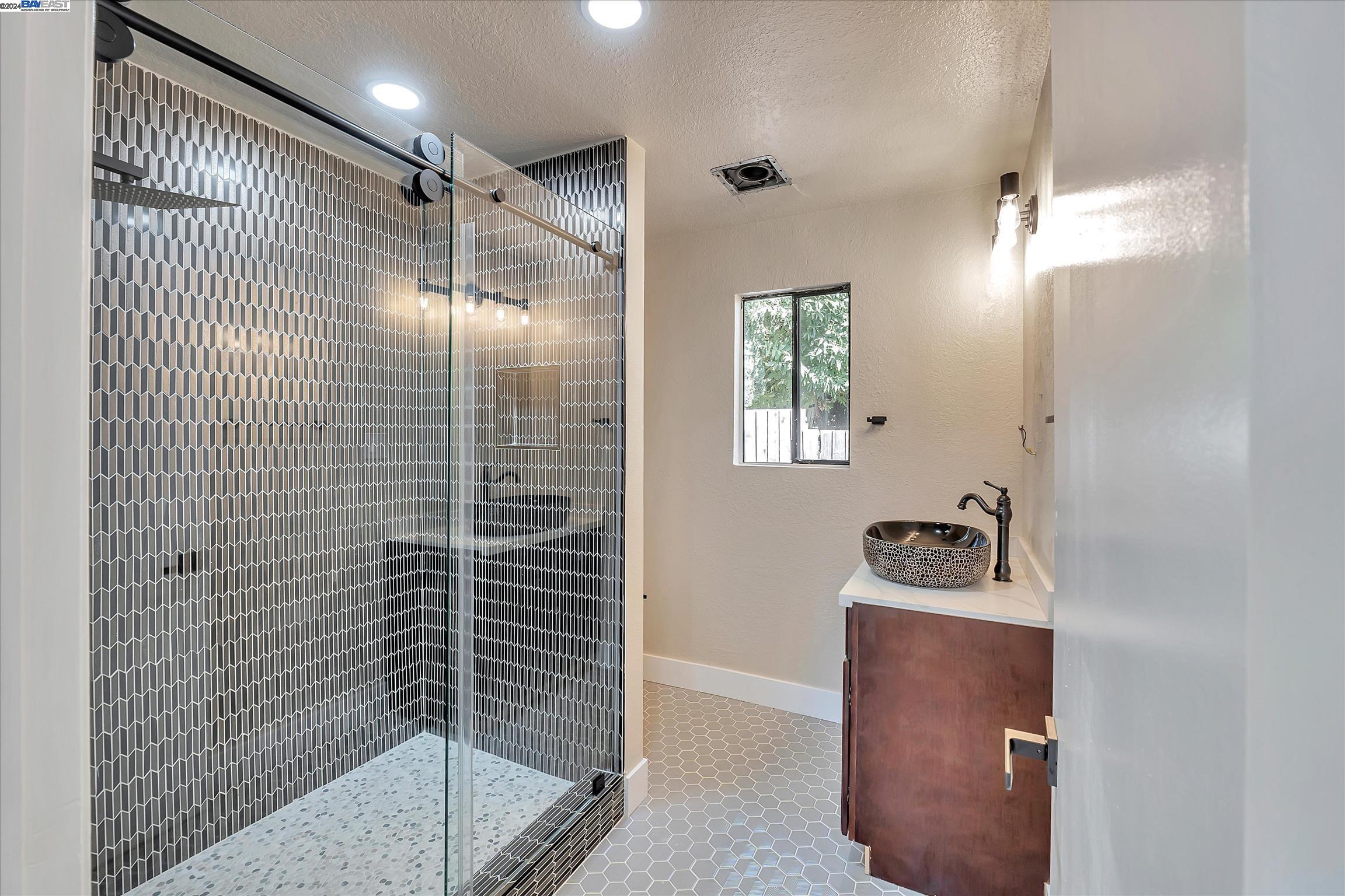 Detail Gallery Image 12 of 60 For 4280 Hillview Dr, Pittsburg,  CA 94565 - 5 Beds | 4/1 Baths