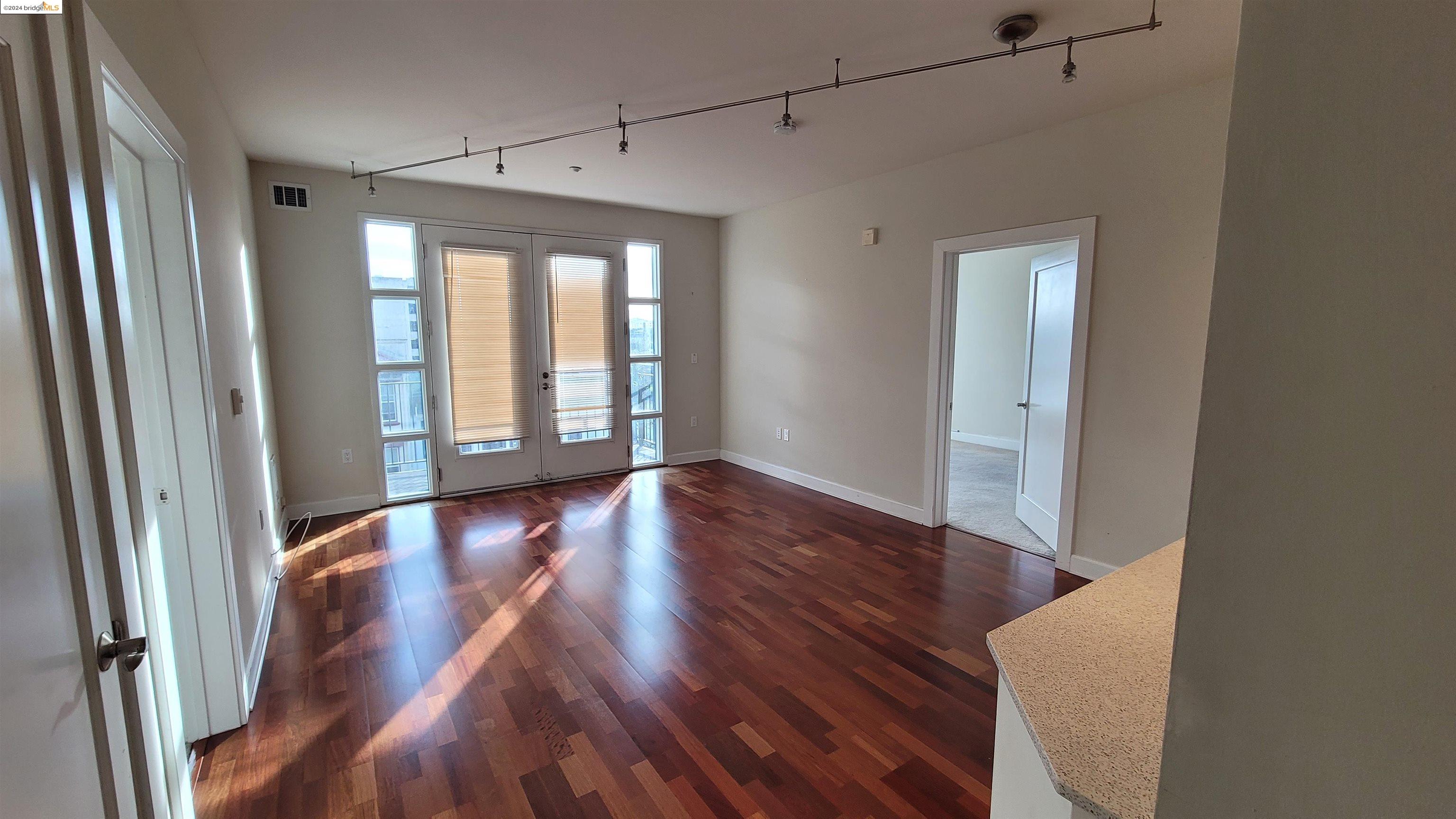 Detail Gallery Image 2 of 30 For 585 9th St #435,  Oakland,  CA 94607 - 2 Beds | 2 Baths