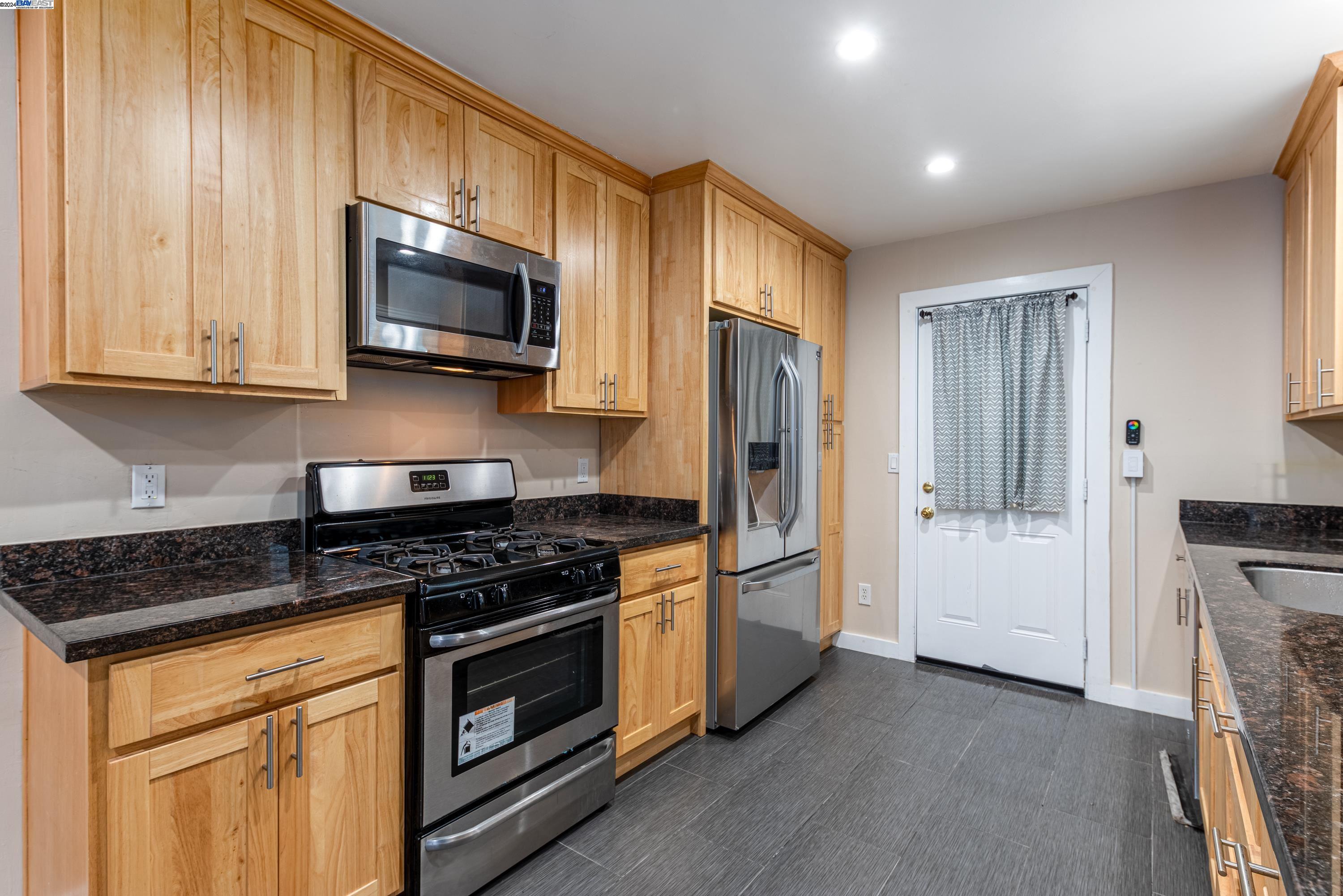 Detail Gallery Image 9 of 18 For 1819 68th Ave, Oakland,  CA 94621 - 2 Beds | 1 Baths