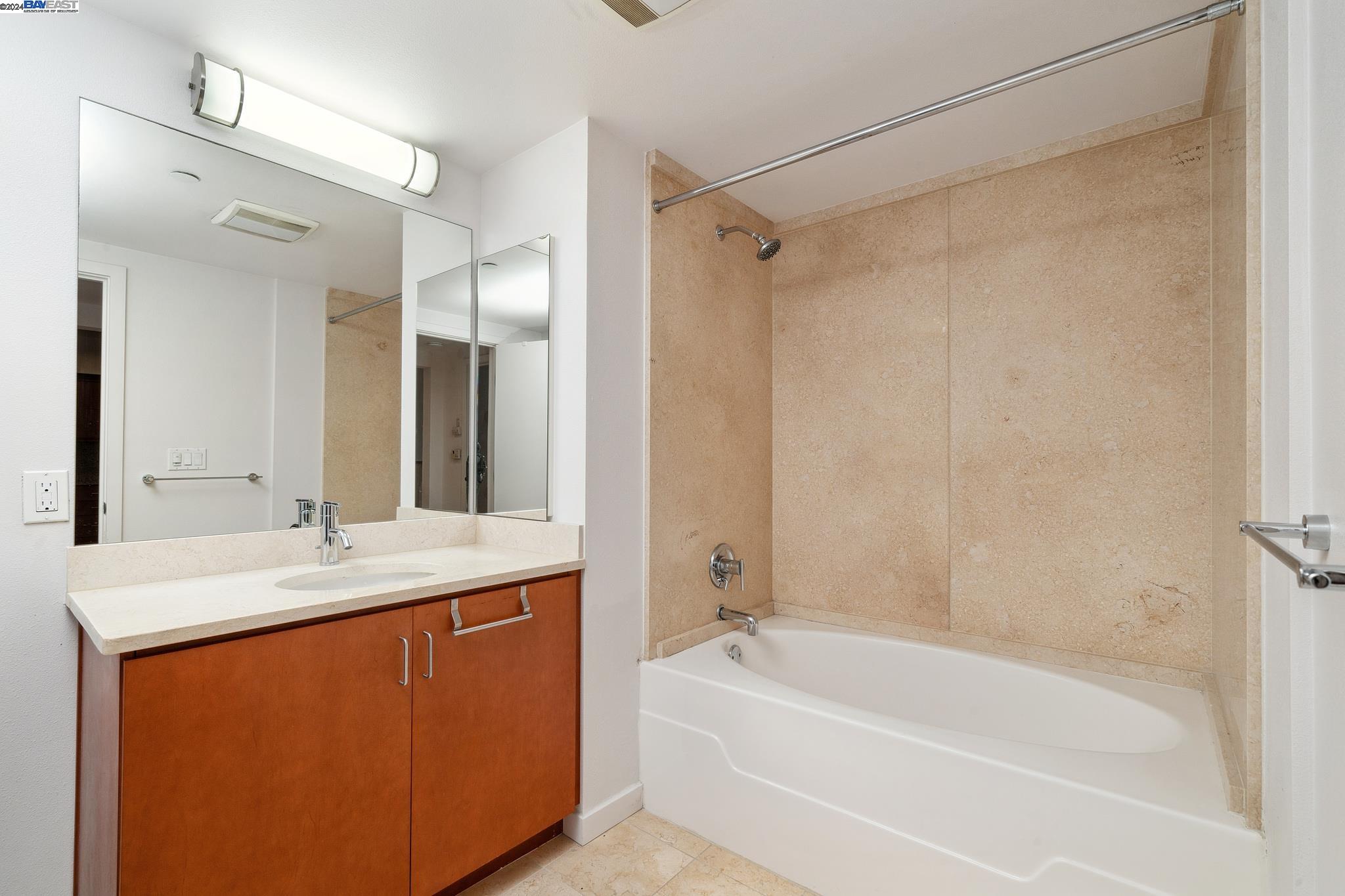 Detail Gallery Image 9 of 24 For 630 Thomas L Berkley Way #616,  Oakland,  CA 94612 - 1 Beds | 1 Baths
