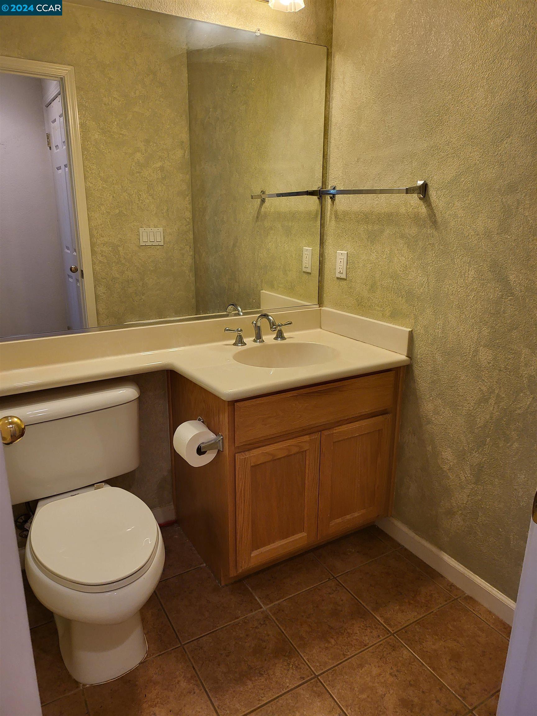 Detail Gallery Image 7 of 9 For 5409 Bunker Ct, Richmond,  CA 94806 - 3 Beds | 3/1 Baths