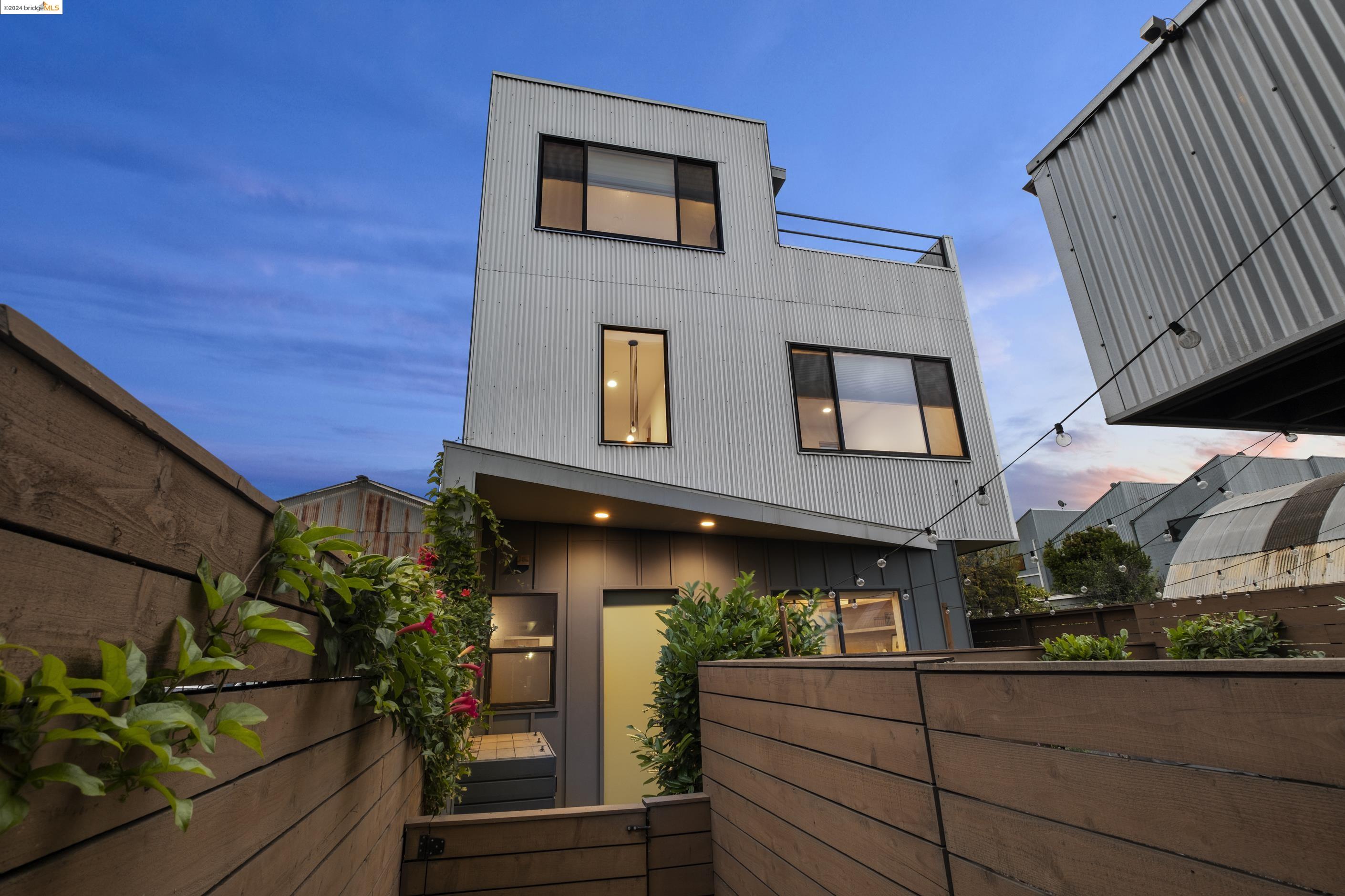 Detail Gallery Image 1 of 1 For 3430 Helen, Oakland,  CA 94608 - 4 Beds | 2/1 Baths