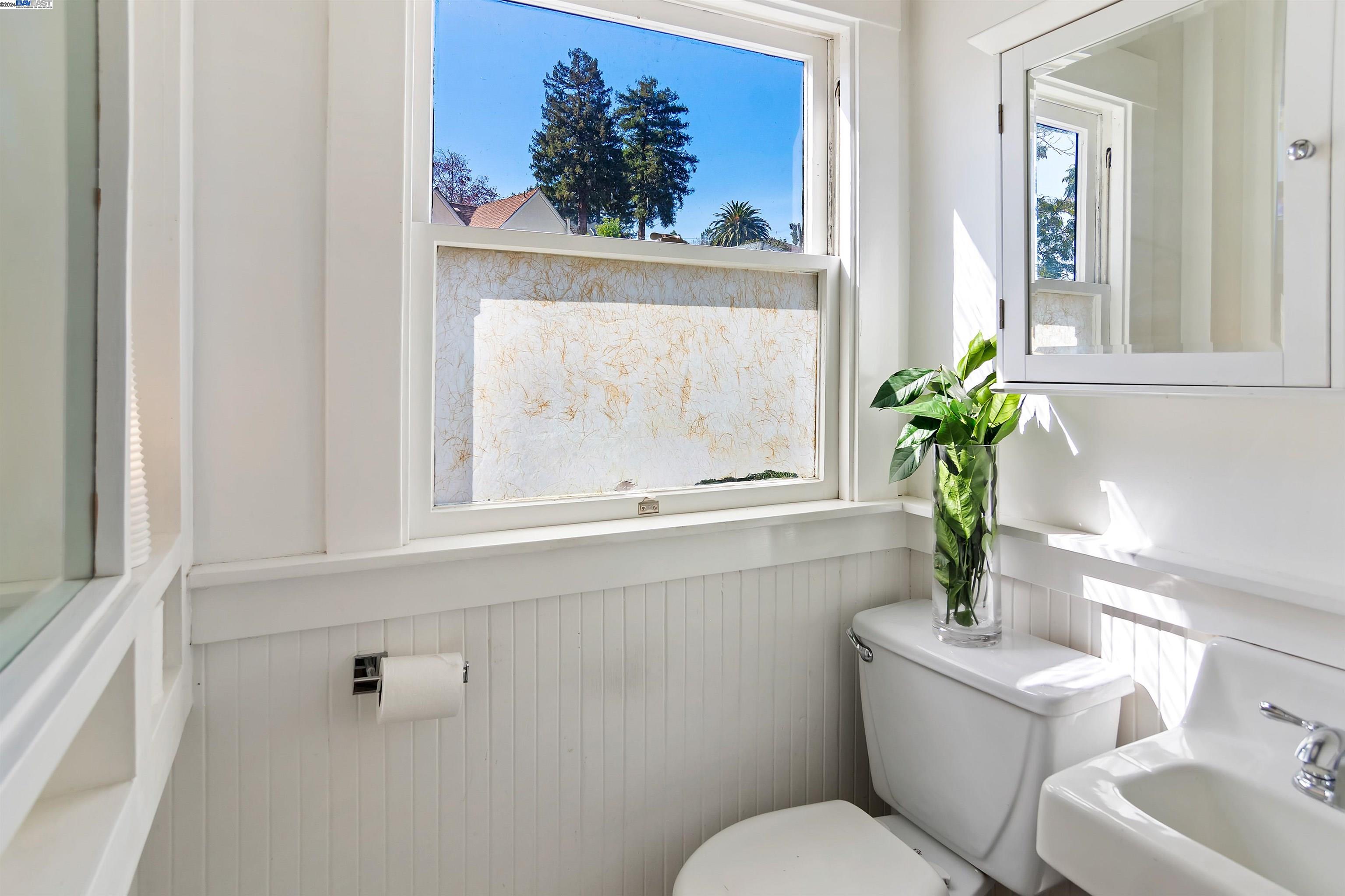 Detail Gallery Image 20 of 32 For 1023 Harvard Rd, Piedmont,  CA 94610 - 3 Beds | 1/1 Baths