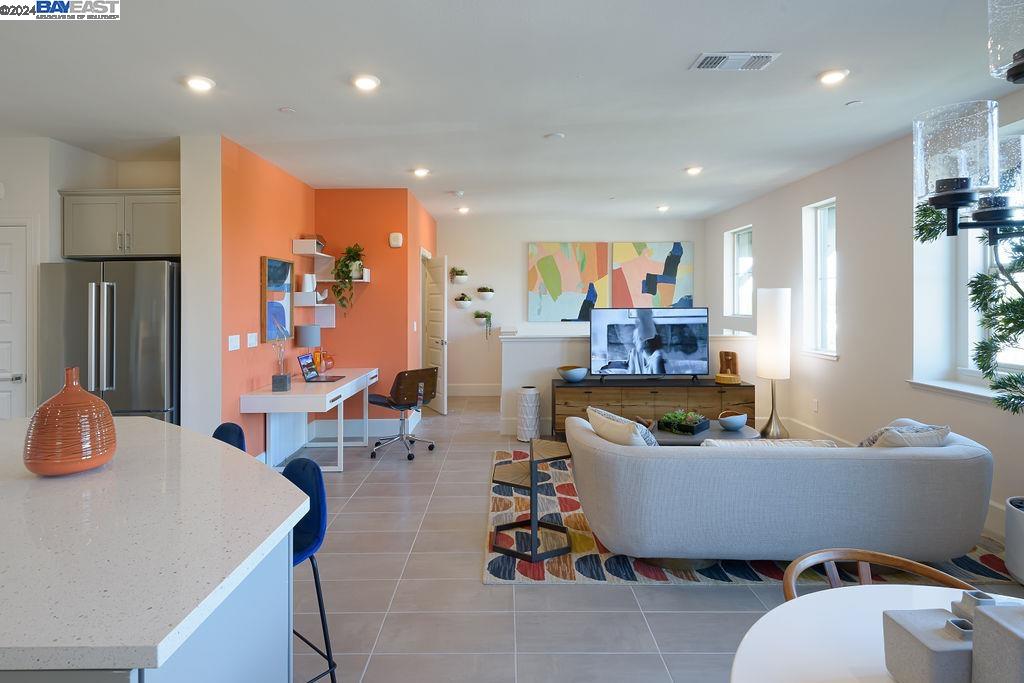 Detail Gallery Image 3 of 8 For 931 Noble Fir Terrace #6,  Sunnyvale,  CA 94086 - 2 Beds | 2/1 Baths