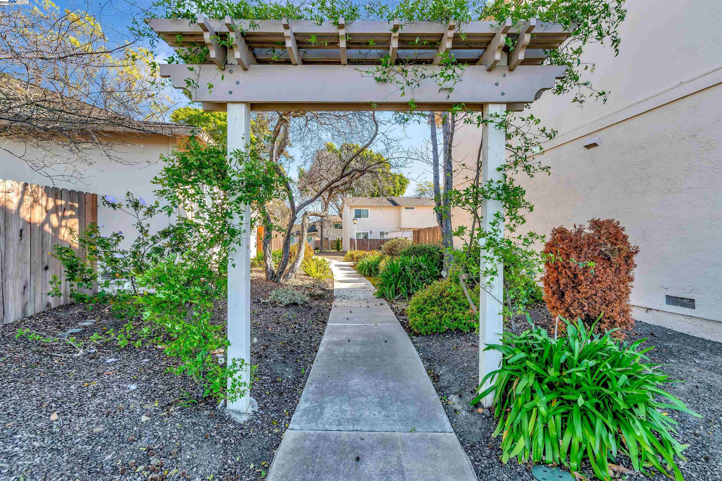 Detail Gallery Image 27 of 36 For 3806 Pimlico Dr, Pleasanton,  CA 94588 - 2 Beds | 1/1 Baths