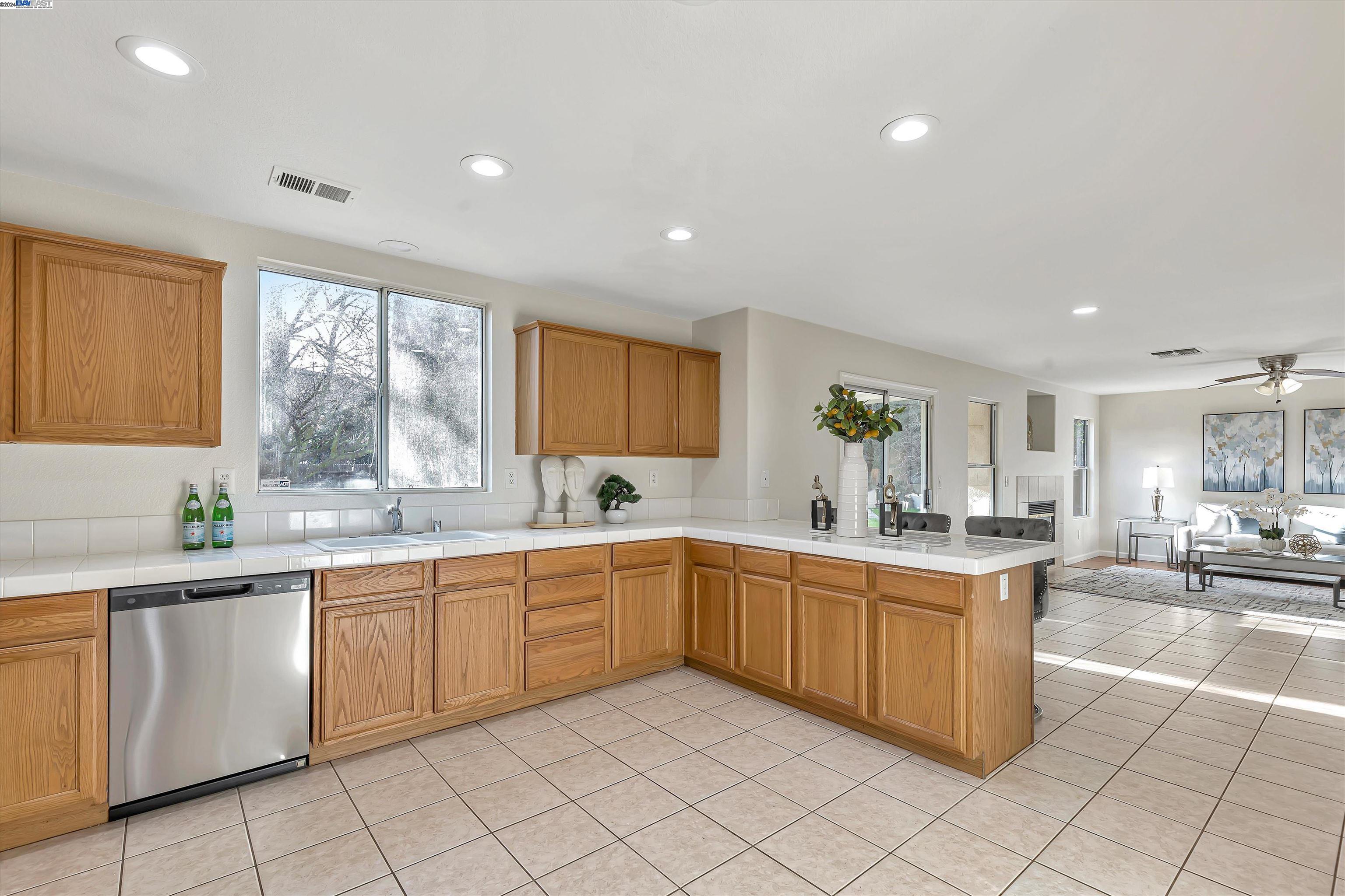 Detail Gallery Image 8 of 28 For 2212 Barnacle Ct, Stockton,  CA 95206 - 4 Beds | 2/1 Baths