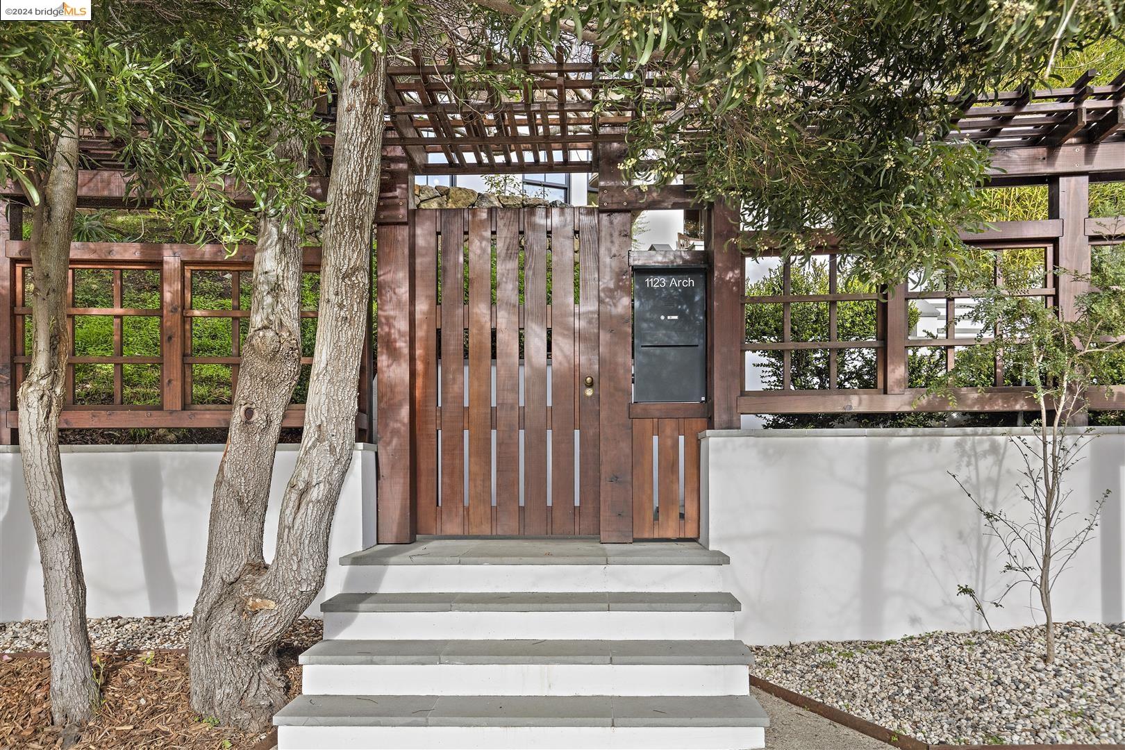Detail Gallery Image 7 of 60 For 1123 Arch St, Berkeley,  CA 94708 - 3 Beds | 2 Baths