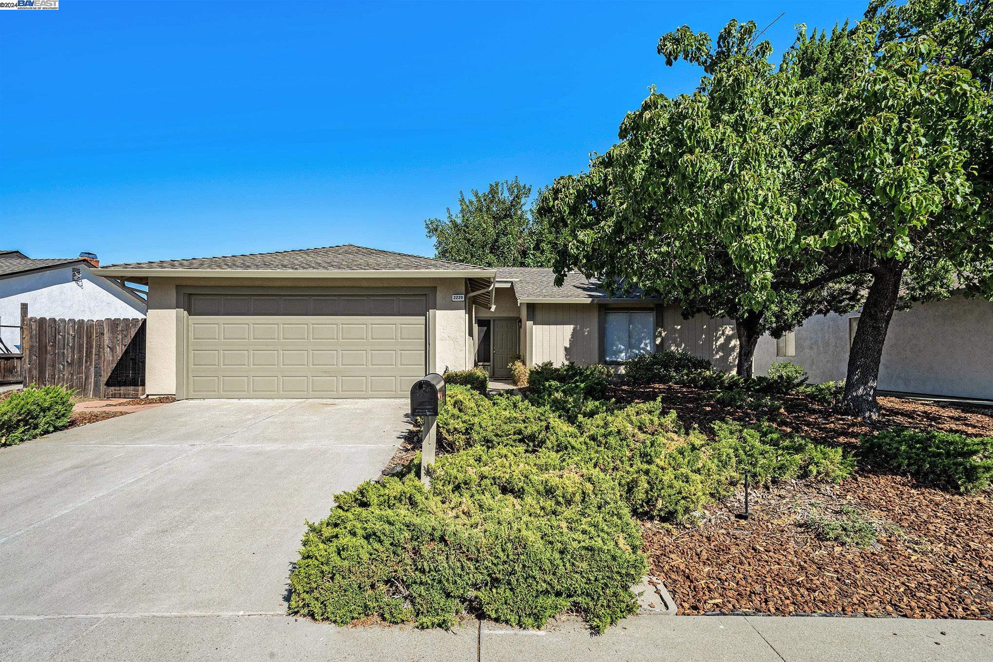 Detail Gallery Image 1 of 1 For 2220 Dillard Way, Antioch,  CA 94509 - 3 Beds | 2 Baths