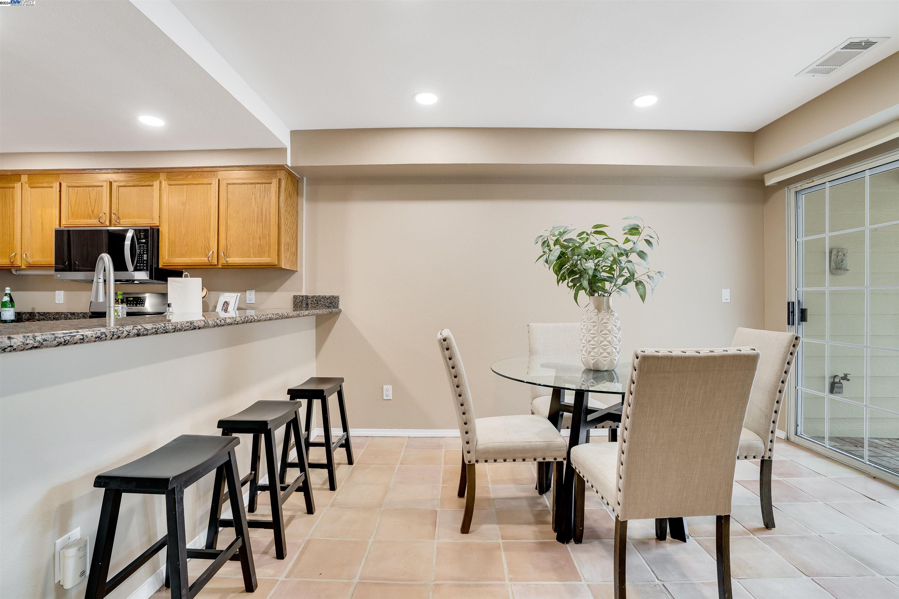 Detail Gallery Image 15 of 44 For 7435 Stonedale Dr, Pleasanton,  CA 94588 - 2 Beds | 2/1 Baths