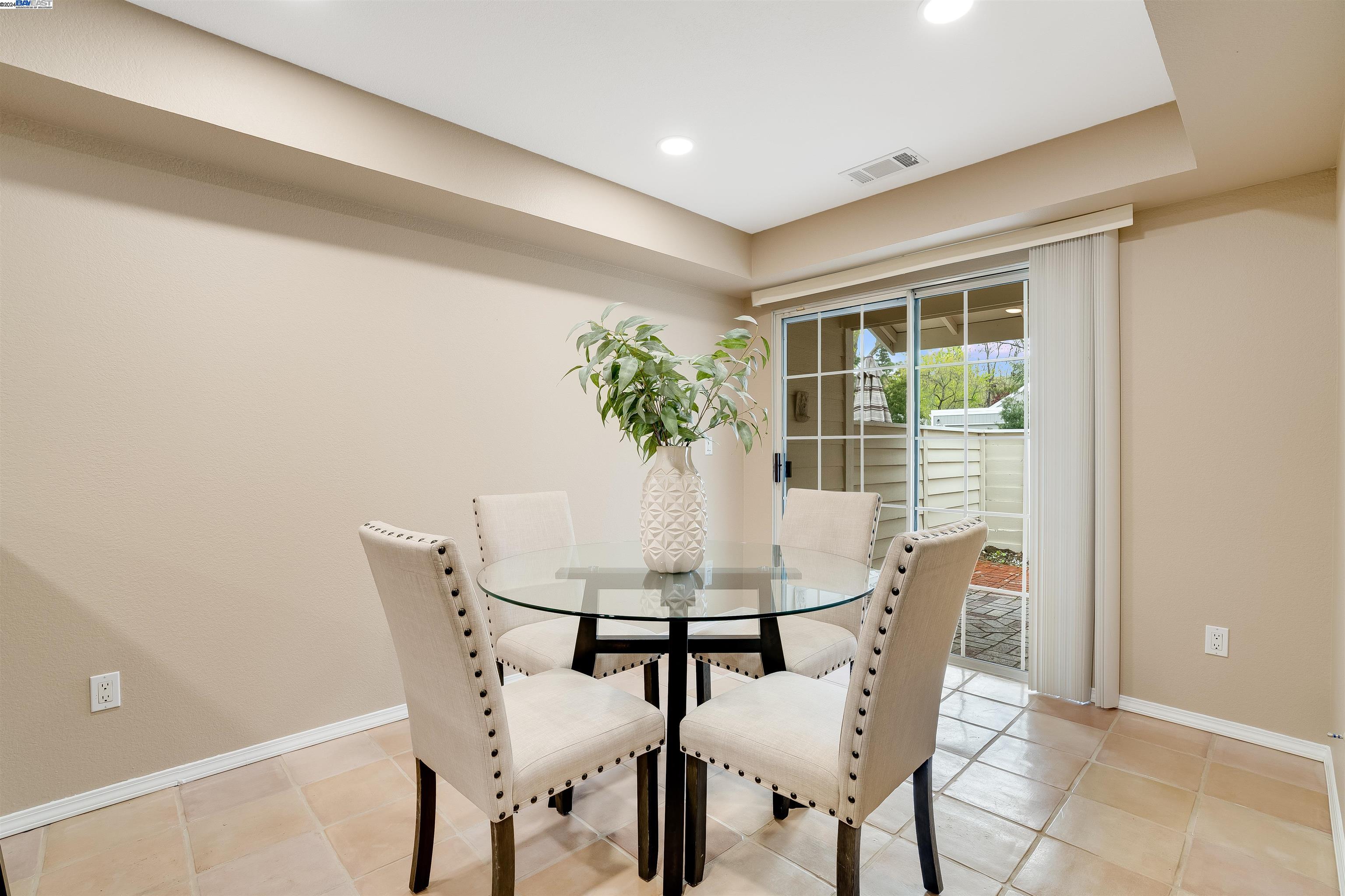 Detail Gallery Image 17 of 44 For 7435 Stonedale Dr, Pleasanton,  CA 94588 - 2 Beds | 2/1 Baths