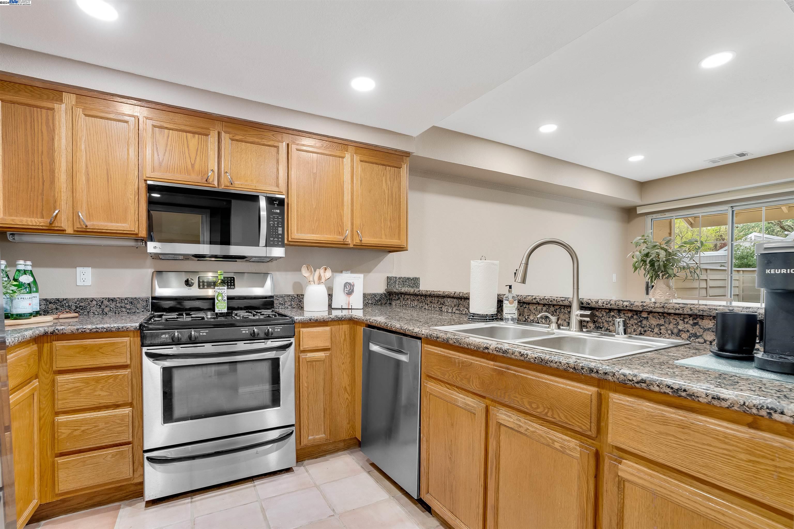 Detail Gallery Image 18 of 44 For 7435 Stonedale Dr, Pleasanton,  CA 94588 - 2 Beds | 2/1 Baths