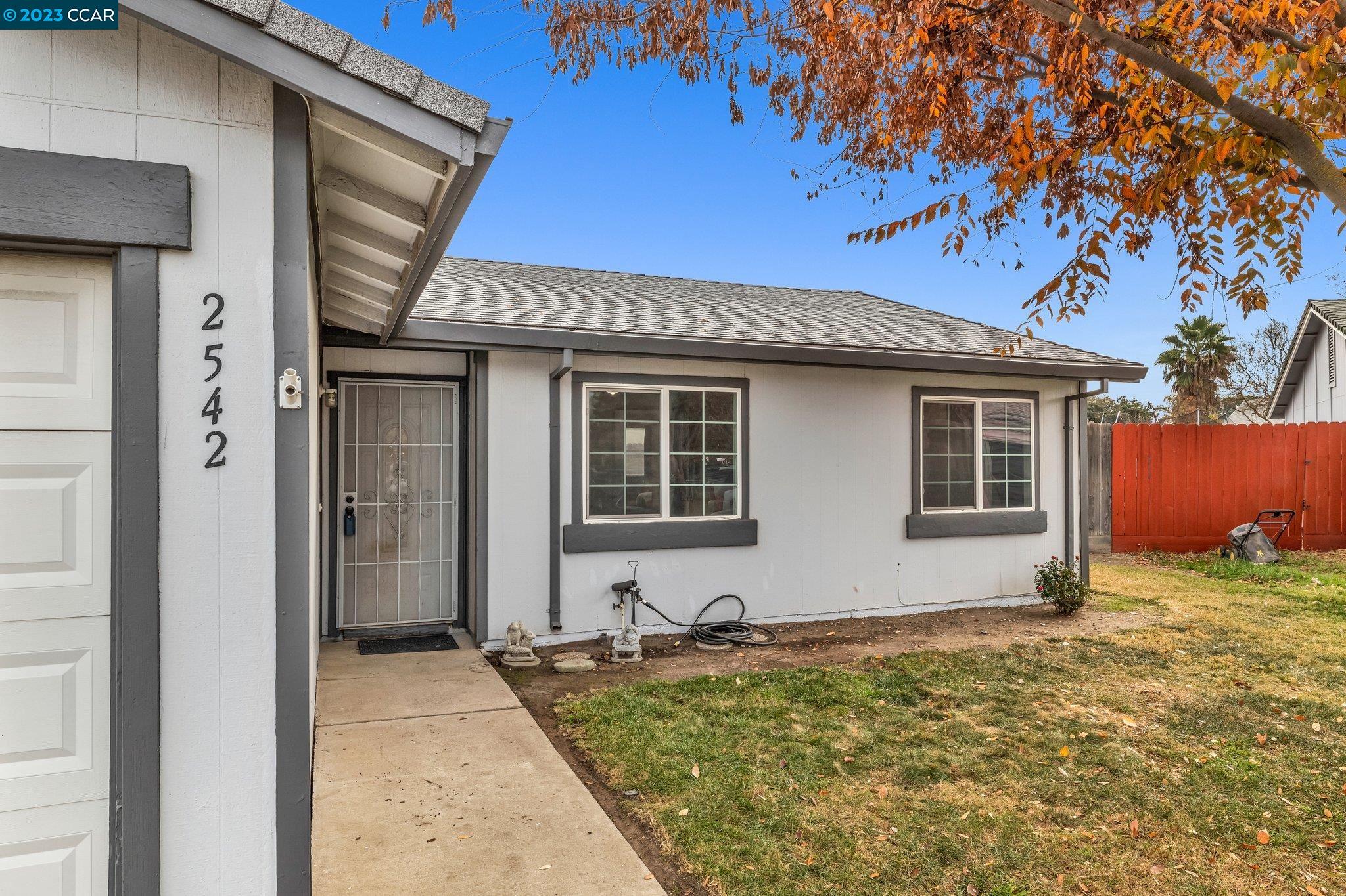 Detail Gallery Image 4 of 26 For 2542 Pemberton Ct, Stockton,  CA 95210 - 3 Beds | 2 Baths