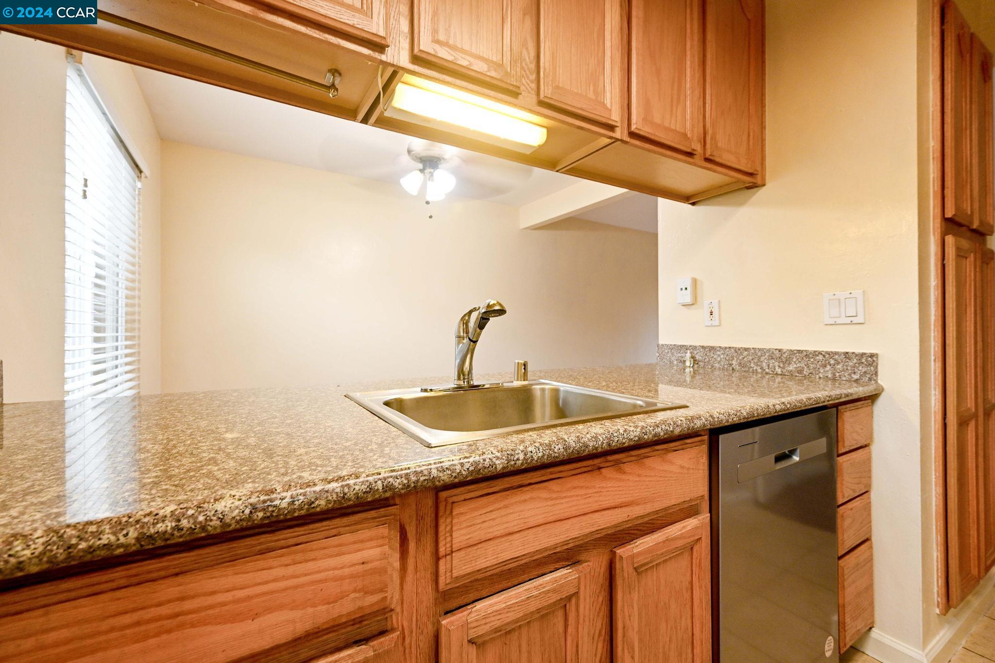 Detail Gallery Image 9 of 23 For 2065 Olivera Rd #B,  Concord,  CA 94520 - 2 Beds | 1/1 Baths