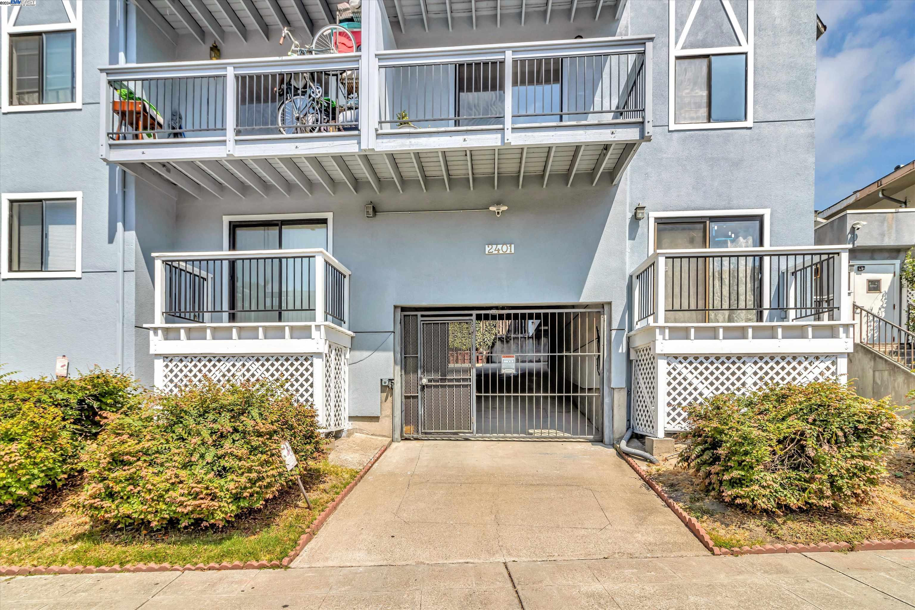 Detail Gallery Image 1 of 24 For 2401 Park Blvd #7,  Oakland,  CA 94606 - 3 Beds | 1/1 Baths