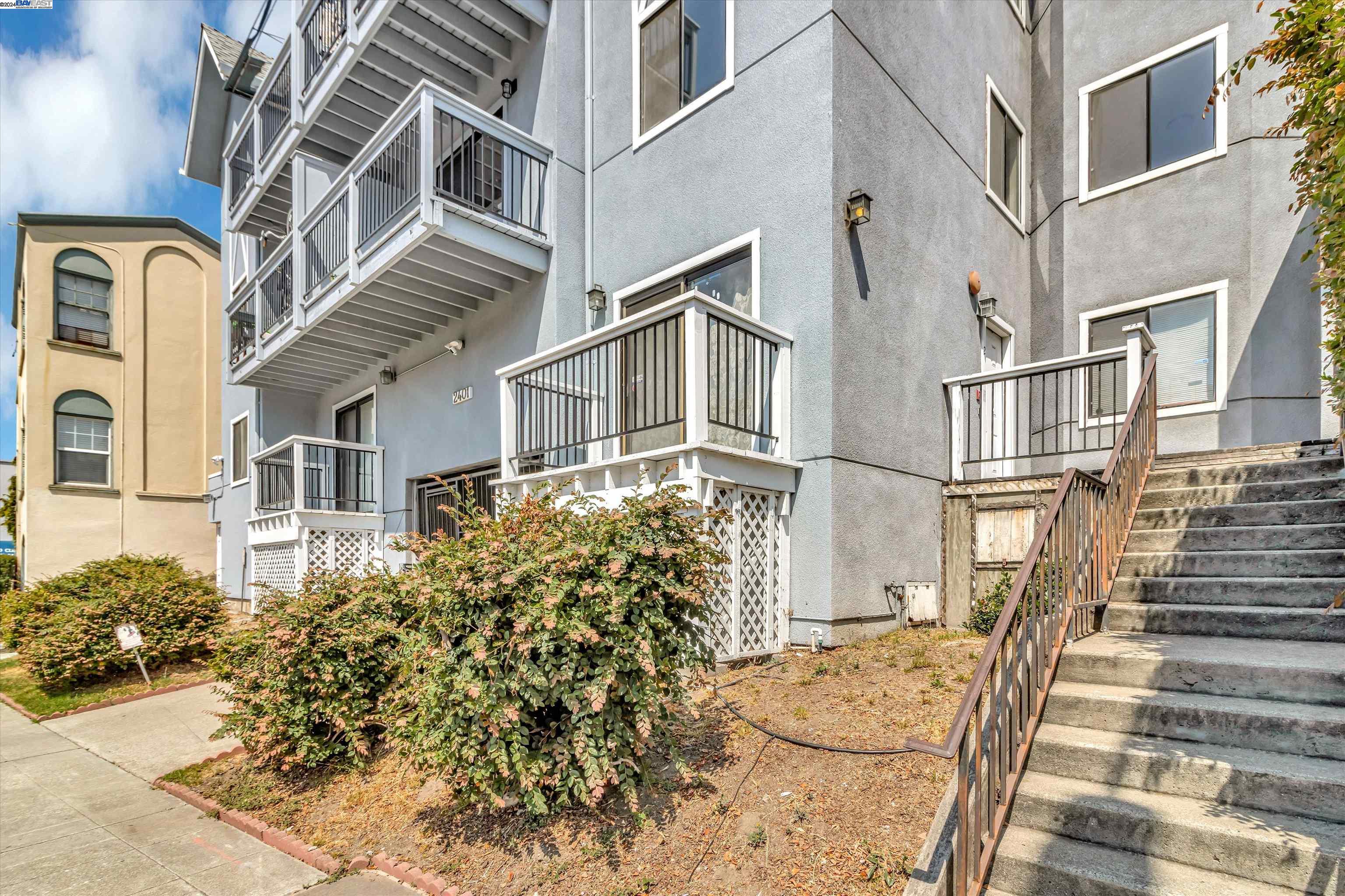 Detail Gallery Image 3 of 24 For 2401 Park Blvd #7,  Oakland,  CA 94606 - 3 Beds | 1/1 Baths