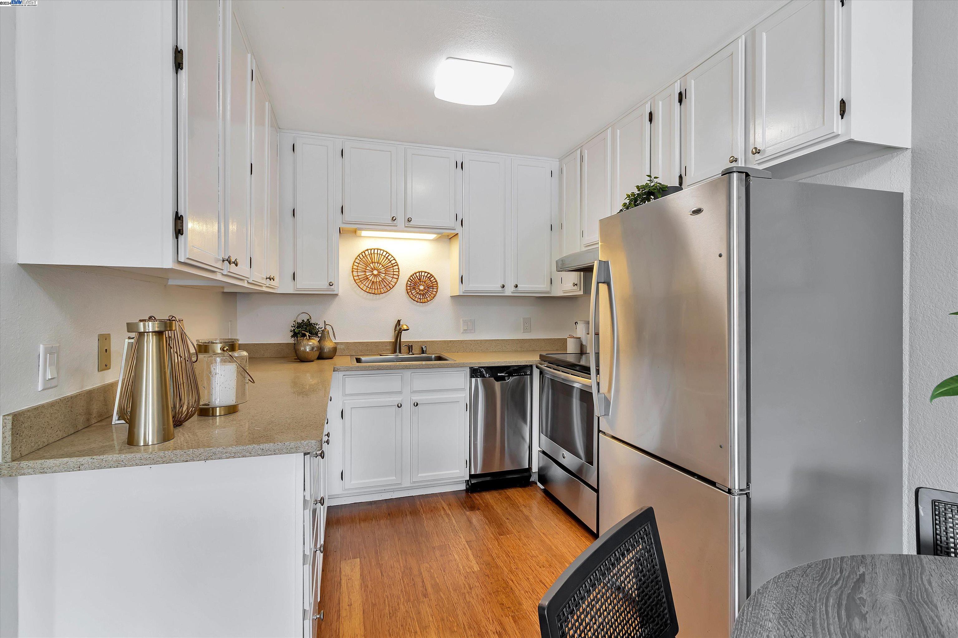 Detail Gallery Image 9 of 24 For 2401 Park Blvd #7,  Oakland,  CA 94606 - 3 Beds | 1/1 Baths