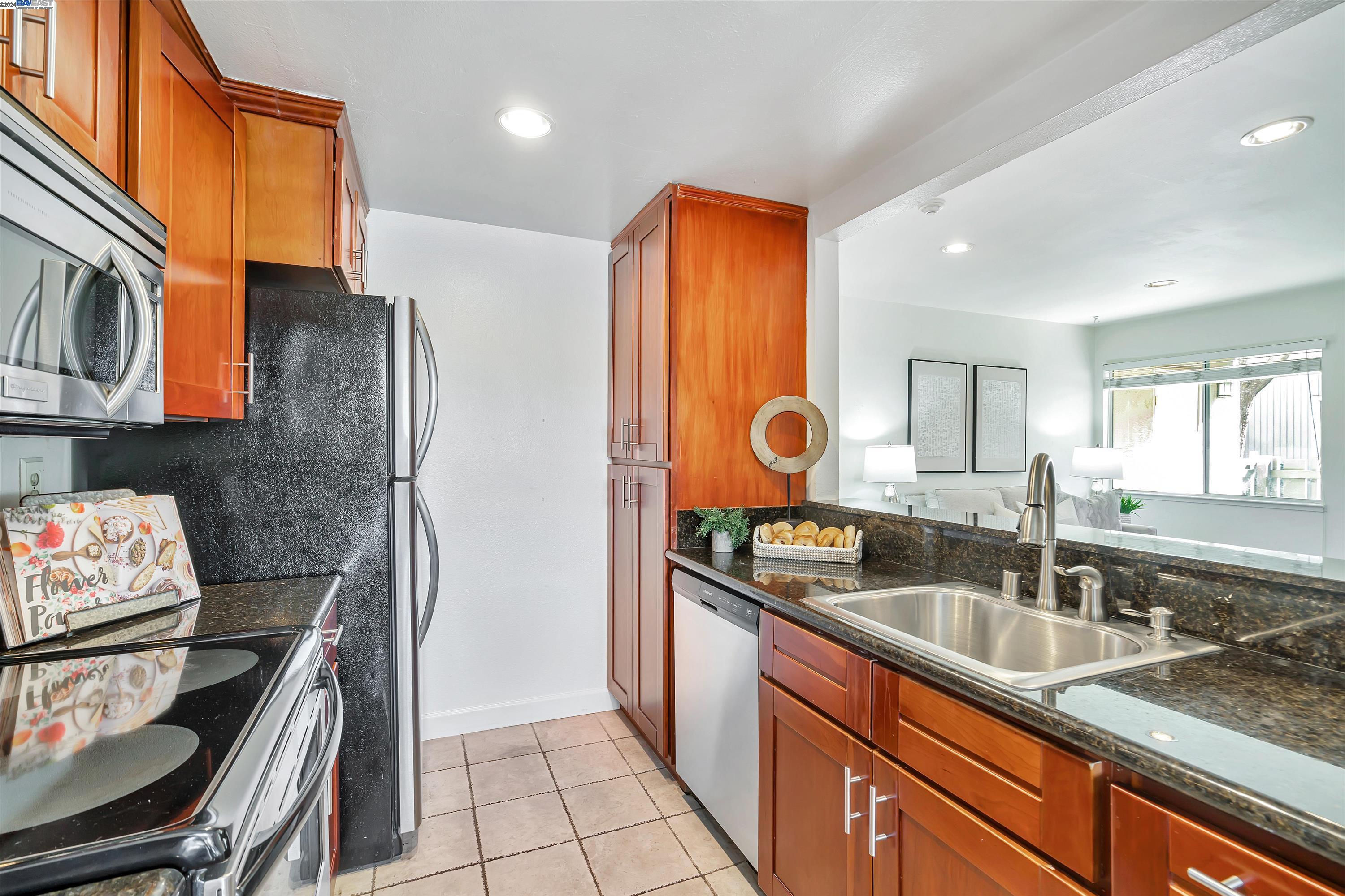 Detail Gallery Image 11 of 27 For 35050 Lido Blvd #B,  Newark,  CA 94560 - 1 Beds | 1 Baths