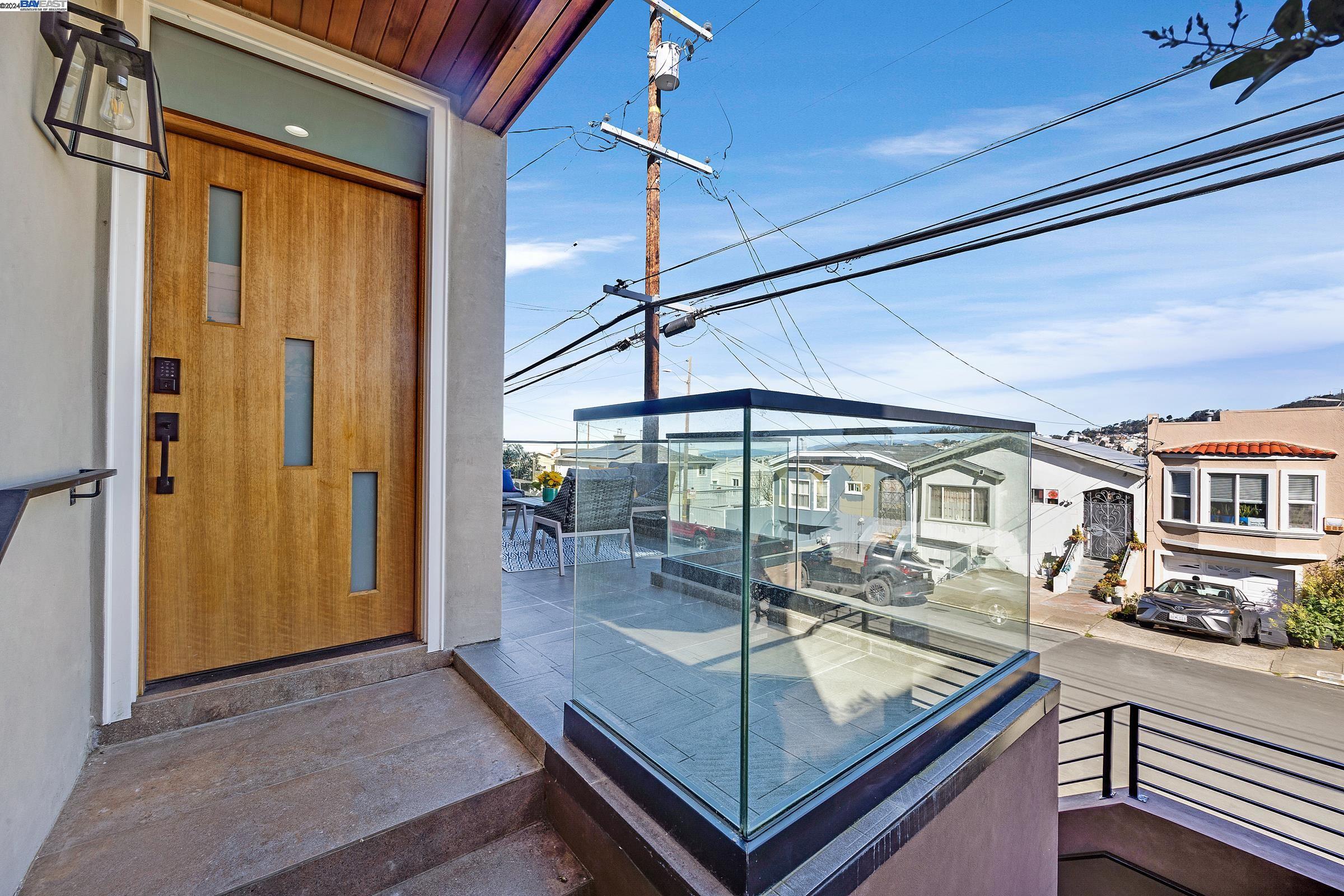 Detail Gallery Image 5 of 60 For 511 Lakeview Ave, San Francisco,  CA 94112 - 4 Beds | 4/1 Baths