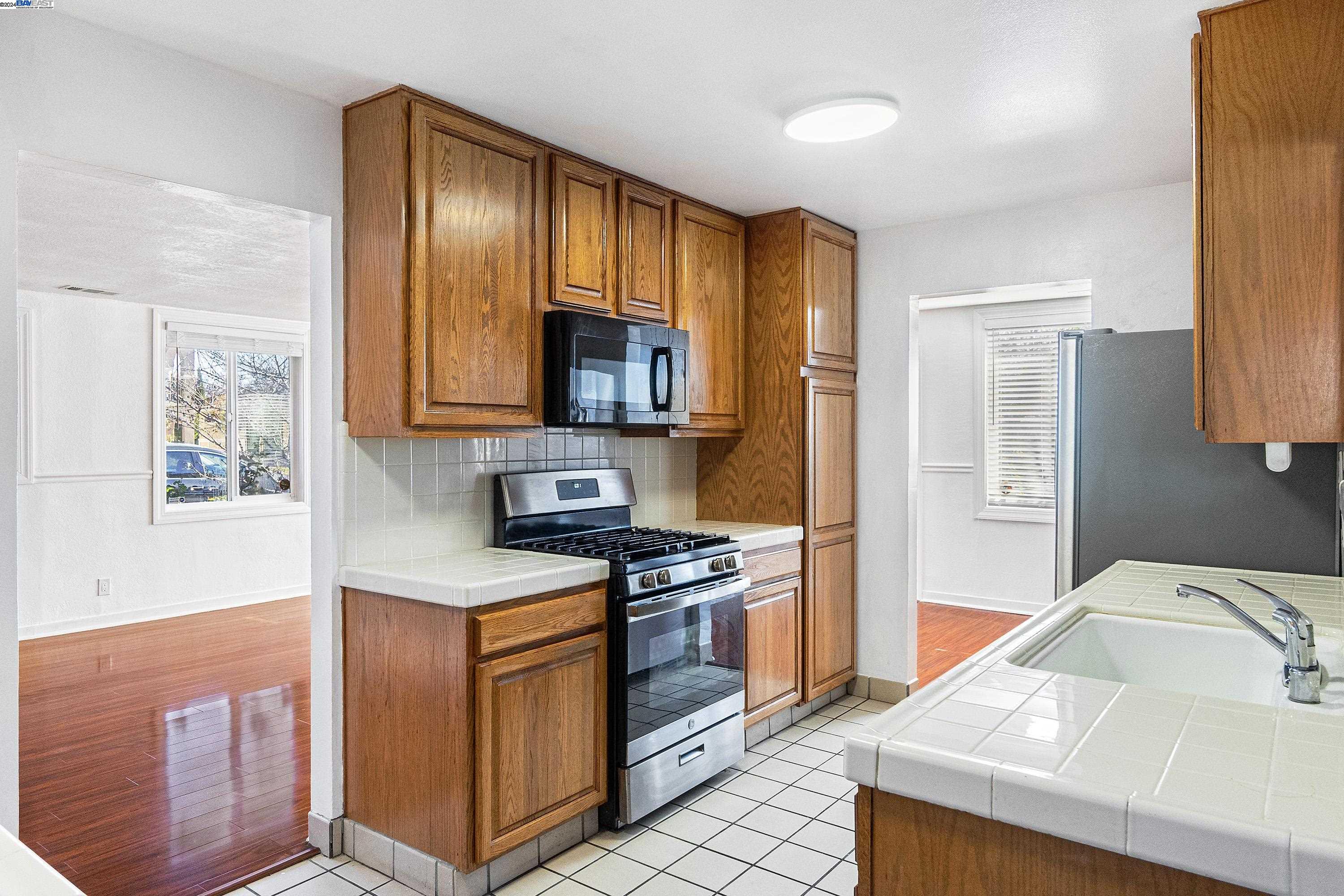 Detail Gallery Image 10 of 33 For 145 Bradford Dr, Sunnyvale,  CA 94089 - 4 Beds | 2 Baths