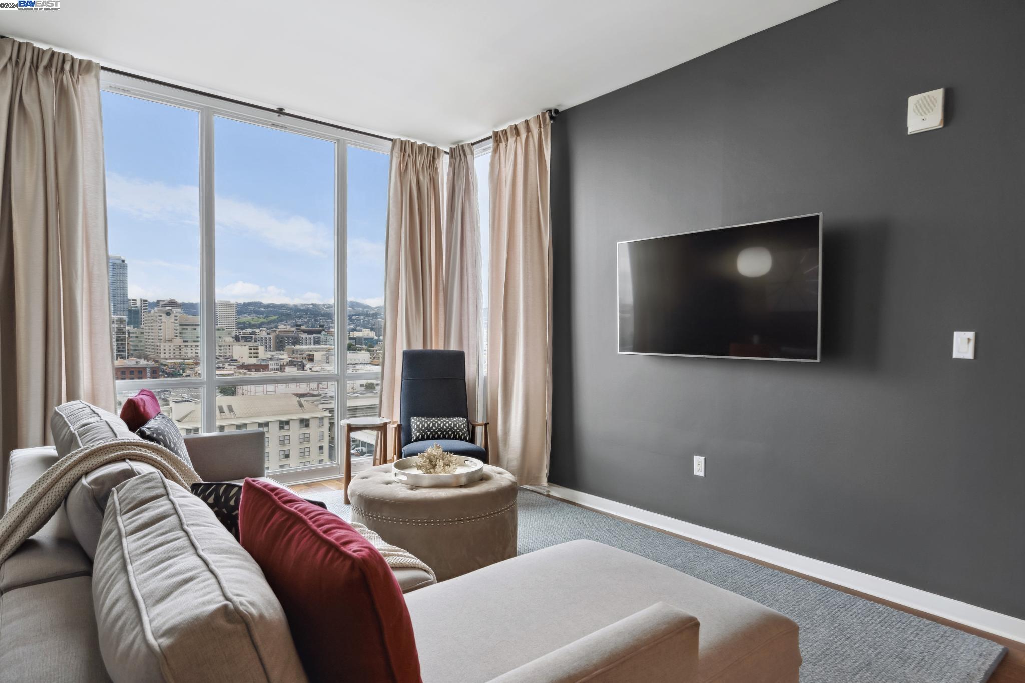 Detail Gallery Image 3 of 44 For 222 Broadway #1313,  Oakland,  CA 94607 - 2 Beds | 2 Baths