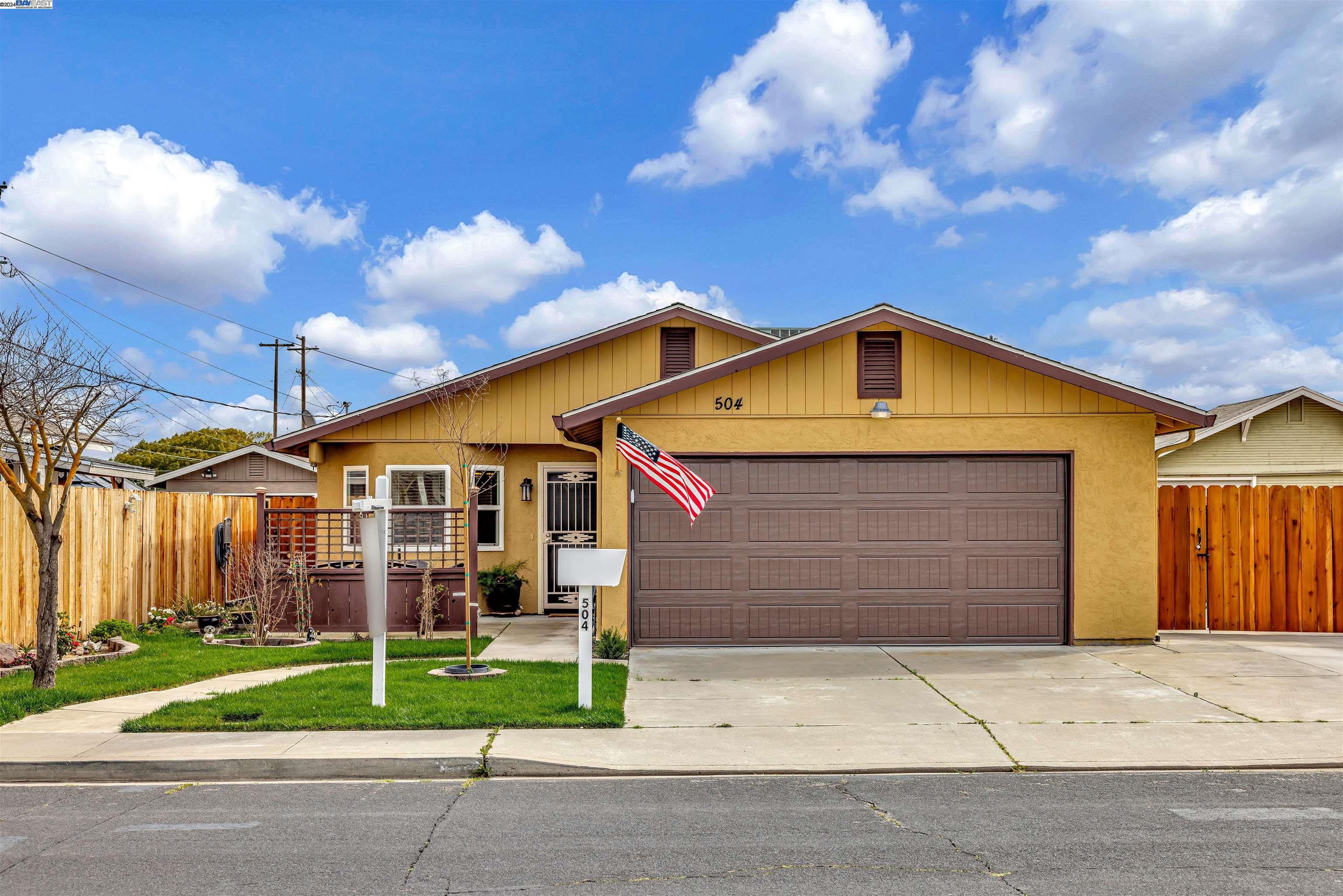 Detail Gallery Image 1 of 1 For 504 S Veach Ave, Manteca,  CA 95337 - 3 Beds | 2 Baths