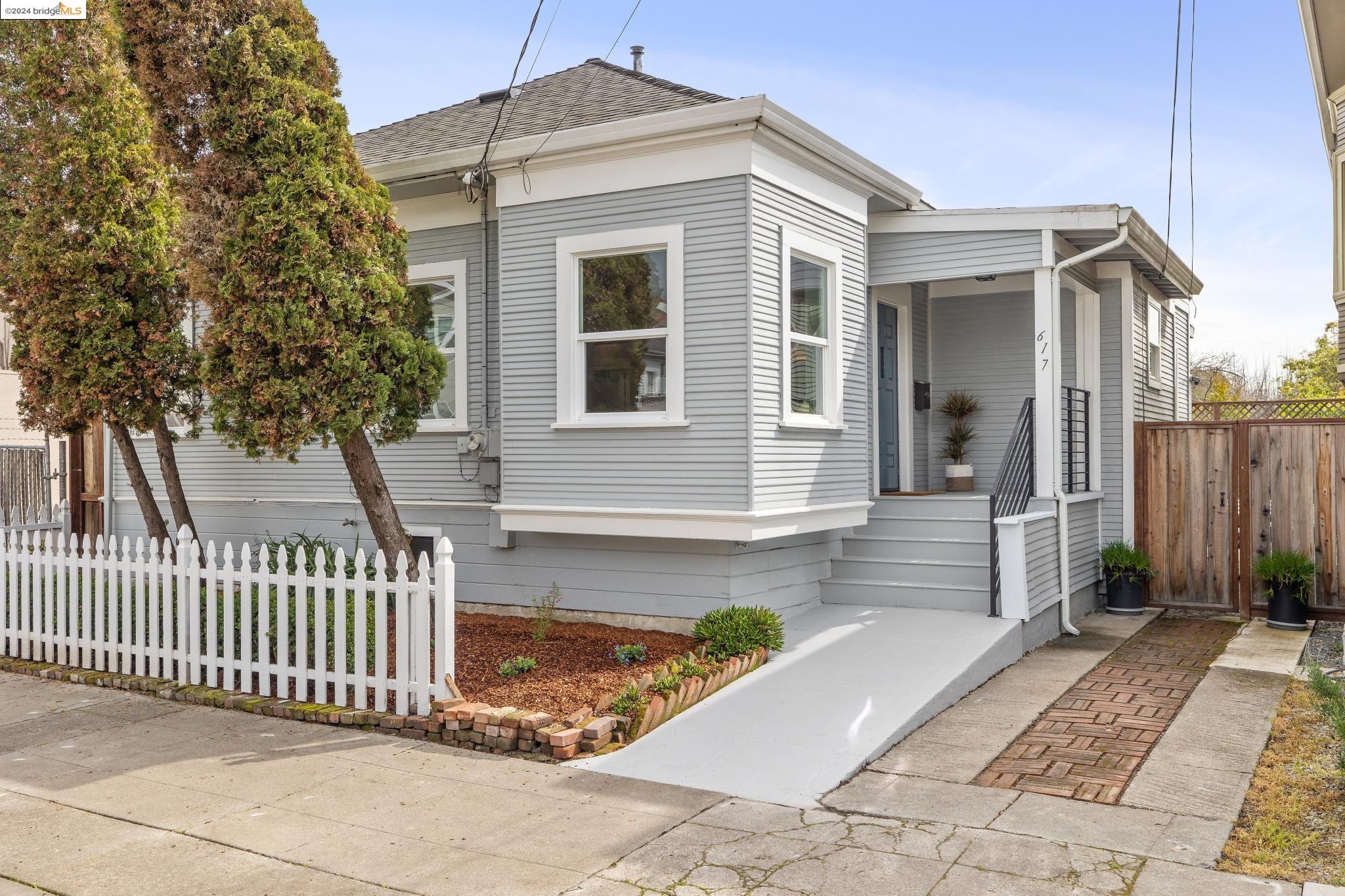 Detail Gallery Image 1 of 1 For 617 60th St, Oakland,  CA 94609 - 3 Beds | 2 Baths