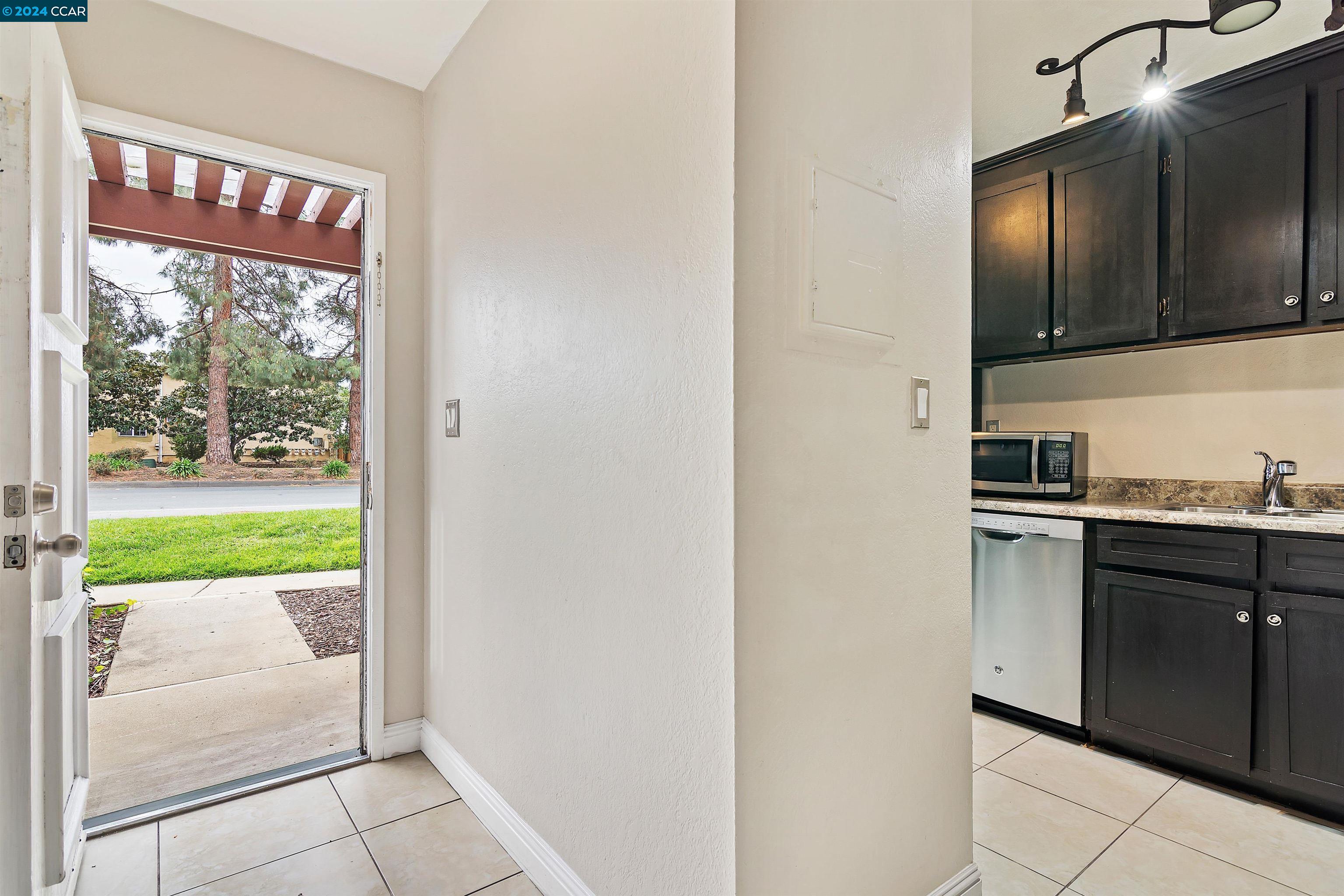 Detail Gallery Image 2 of 23 For 1512 Parkwood Pl, Concord,  CA 94521 - 2 Beds | 1/1 Baths