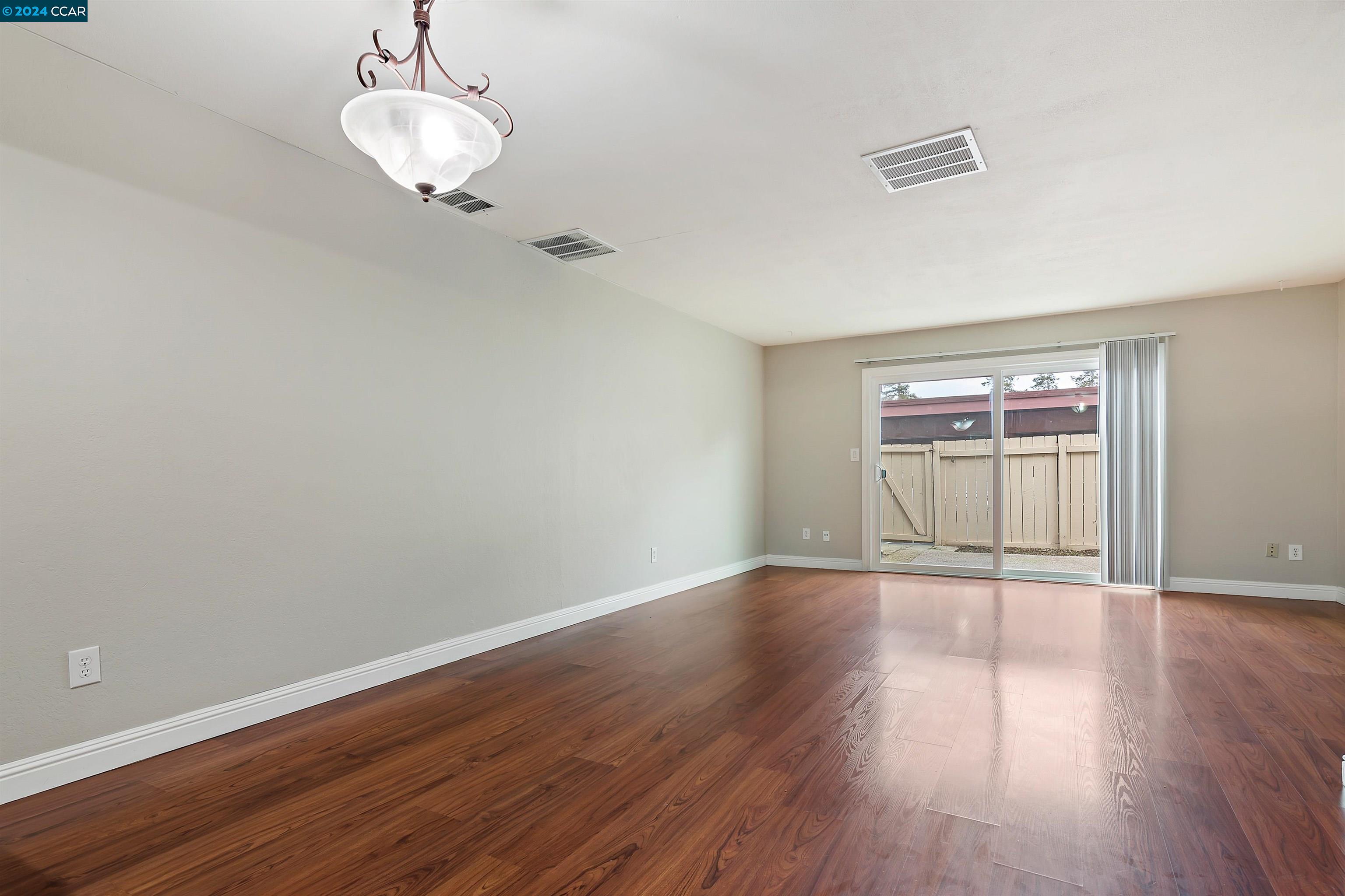 Detail Gallery Image 10 of 23 For 1512 Parkwood Pl, Concord,  CA 94521 - 2 Beds | 1/1 Baths