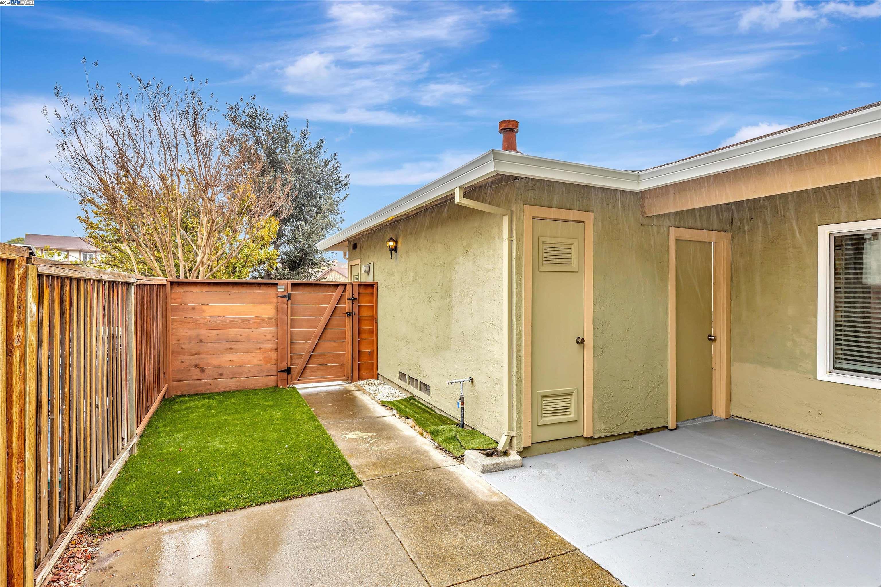 Detail Gallery Image 2 of 39 For 31221 Lily St, Union City,  CA 94587 - 4 Beds | 2/1 Baths