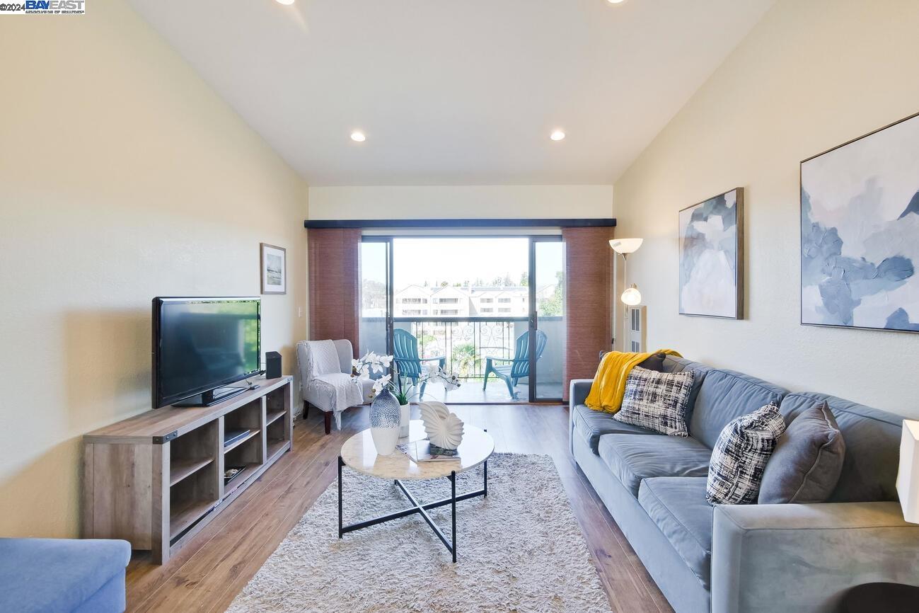 Detail Gallery Image 6 of 43 For 398 Parrott St #304,  San Leandro,  CA 94577 - 2 Beds | 2 Baths