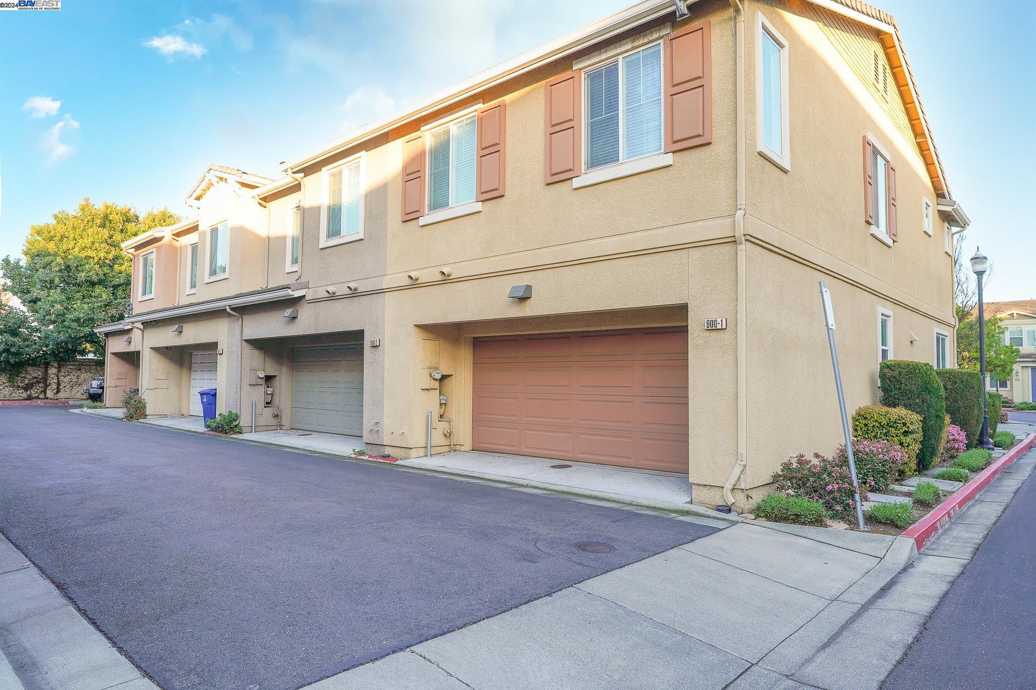 Detail Gallery Image 1 of 1 For 900 Old Oak Ln #1,  Hayward,  CA 94541 - 3 Beds | 2/1 Baths