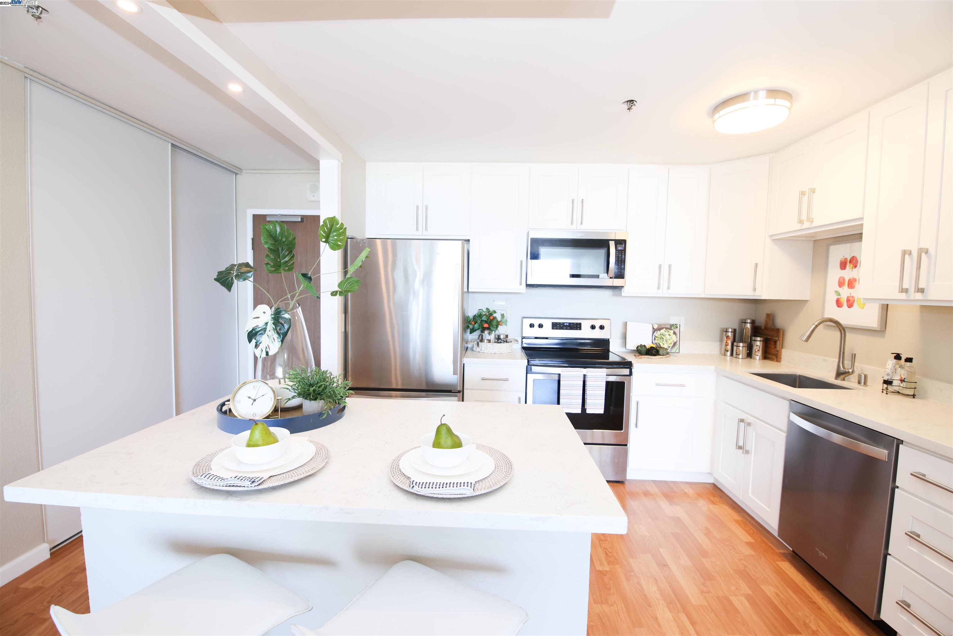 Detail Gallery Image 2 of 12 For 555 Pierce St #427,  Albany,  CA 94706 - 1 Beds | 1 Baths