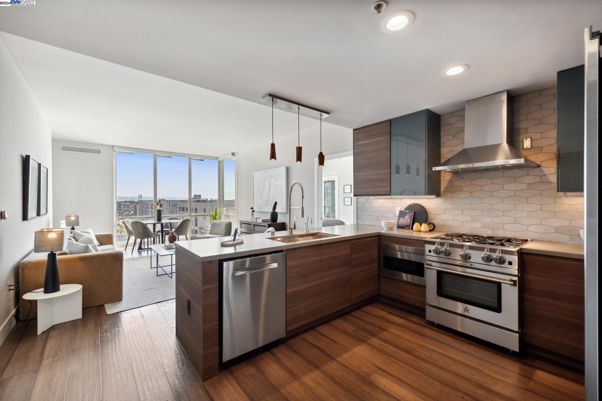 Detail Gallery Image 1 of 54 For 222 Broadway #906,  Oakland,  CA 94607 - 2 Beds | 2 Baths