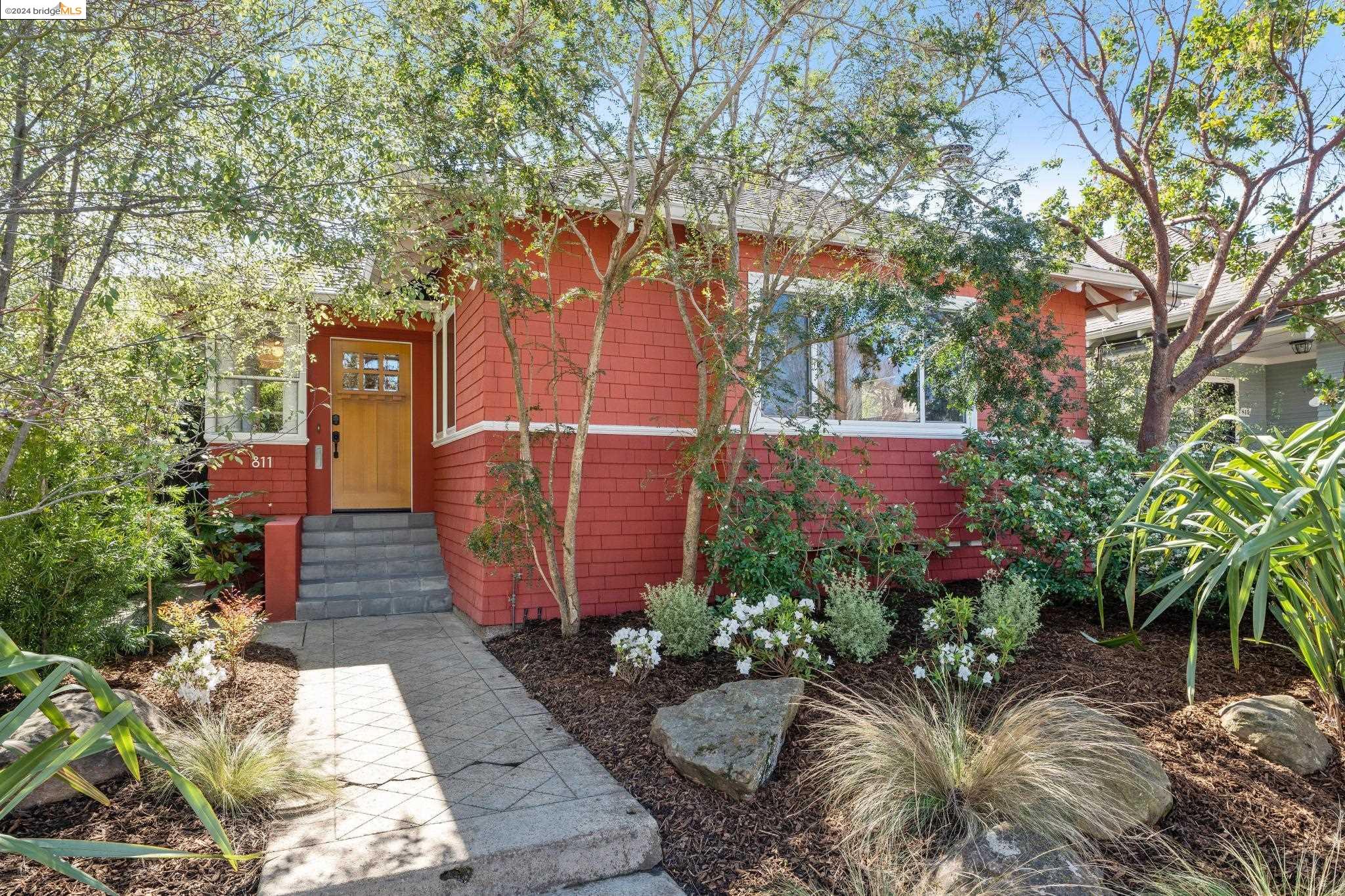Detail Gallery Image 1 of 1 For 811 58th St, Oakland,  CA 94608 - 3 Beds | 1/1 Baths